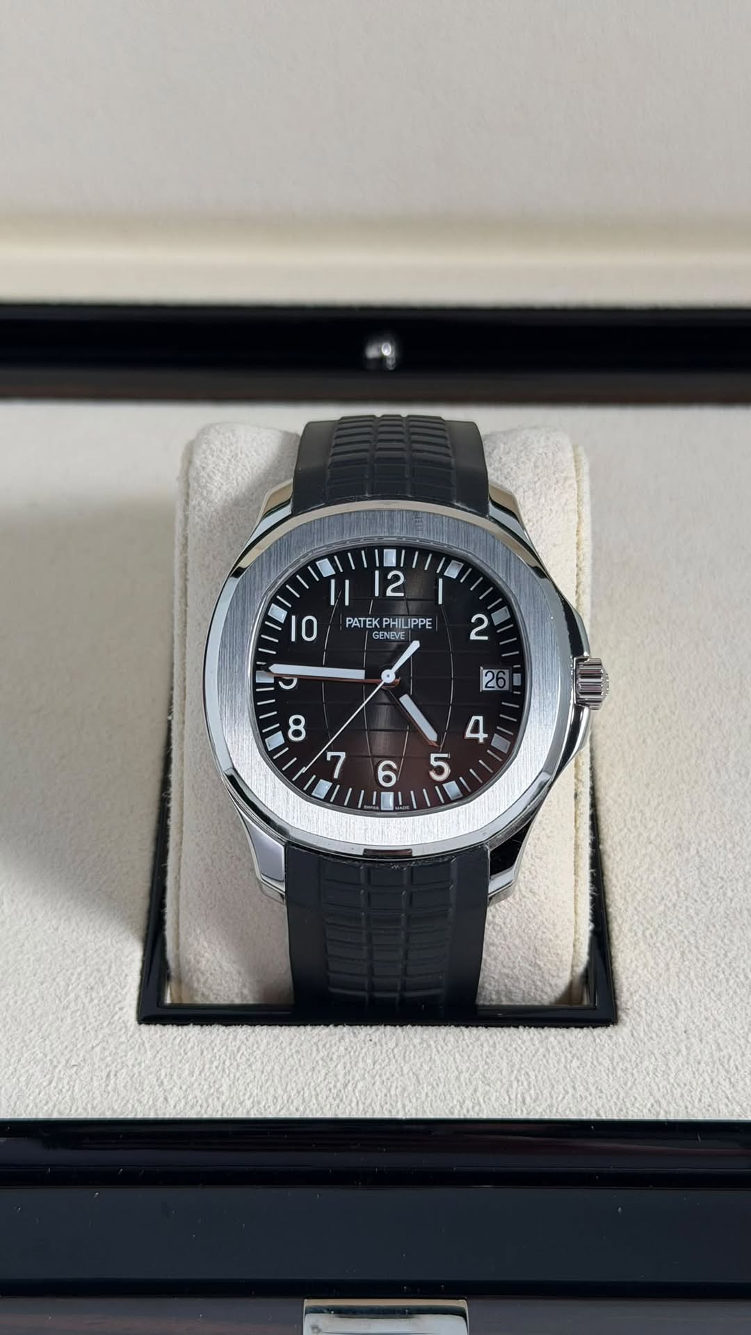 May be an image of wrist watch and text that says '|I 12 0 PATEK PHIL IPPE GENEVE '