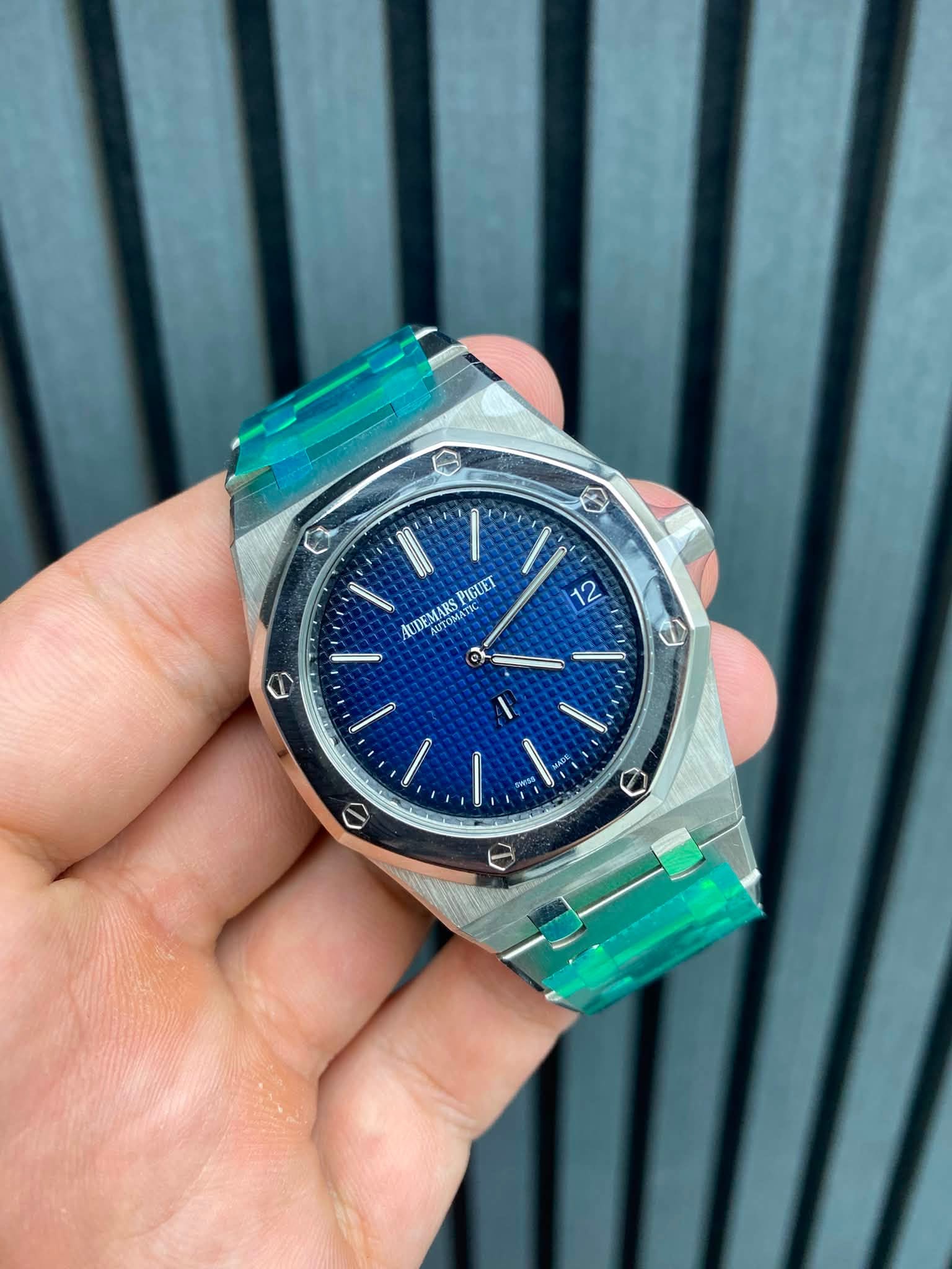 May be an image of wrist watch and text that says 'α PIGUET IUDEMARS omaT V e 9 C'