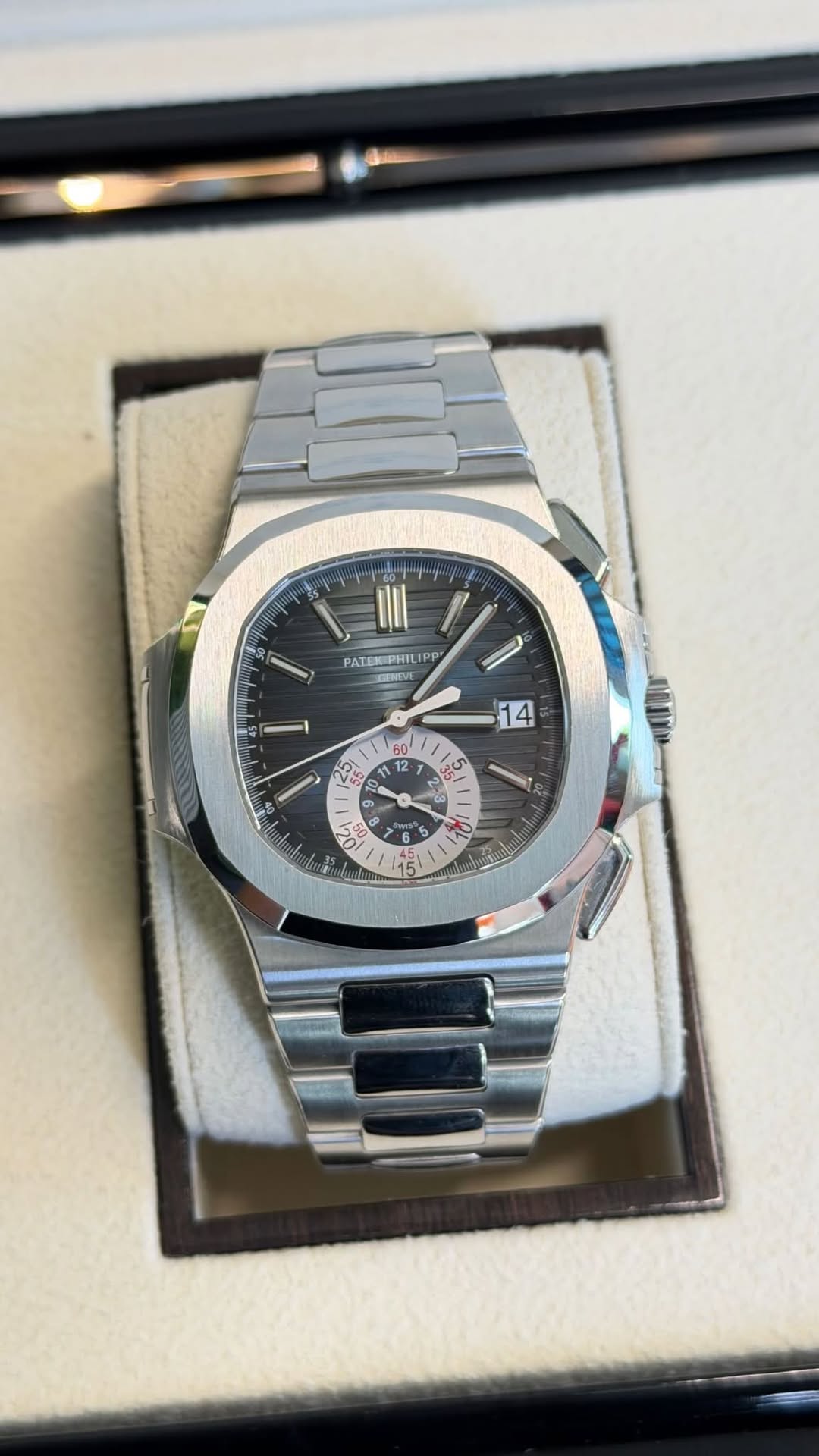 May be an image of wrist watch and text that says '55 L jany III PATEKPHIL PP GENENT OF 251 12 보은 ഹഗ S C 20 S 50 50 G 20 35/ จอ Ga VO 5 5 و ی 10L 5 151 hon'
