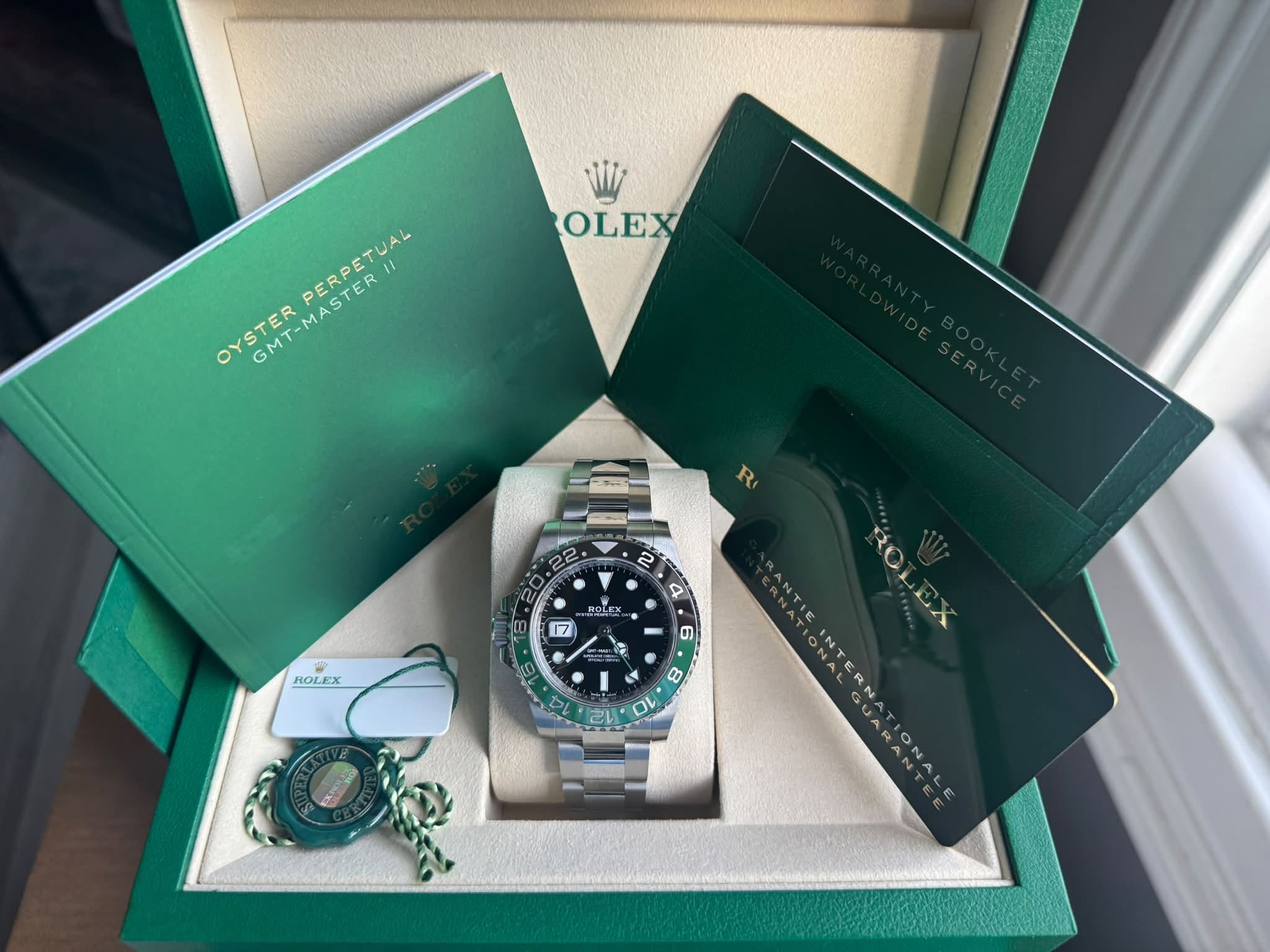May be an image of wrist watch and text that says 'W OLEX OYSTER OYSTERPERPETUAL GMT-MASTER/ GMT-MASTER!! PERPETUAL 2 4 R으E 17 ROLEX の RANTIE ROLEX 8 e さい 10 0 F'
