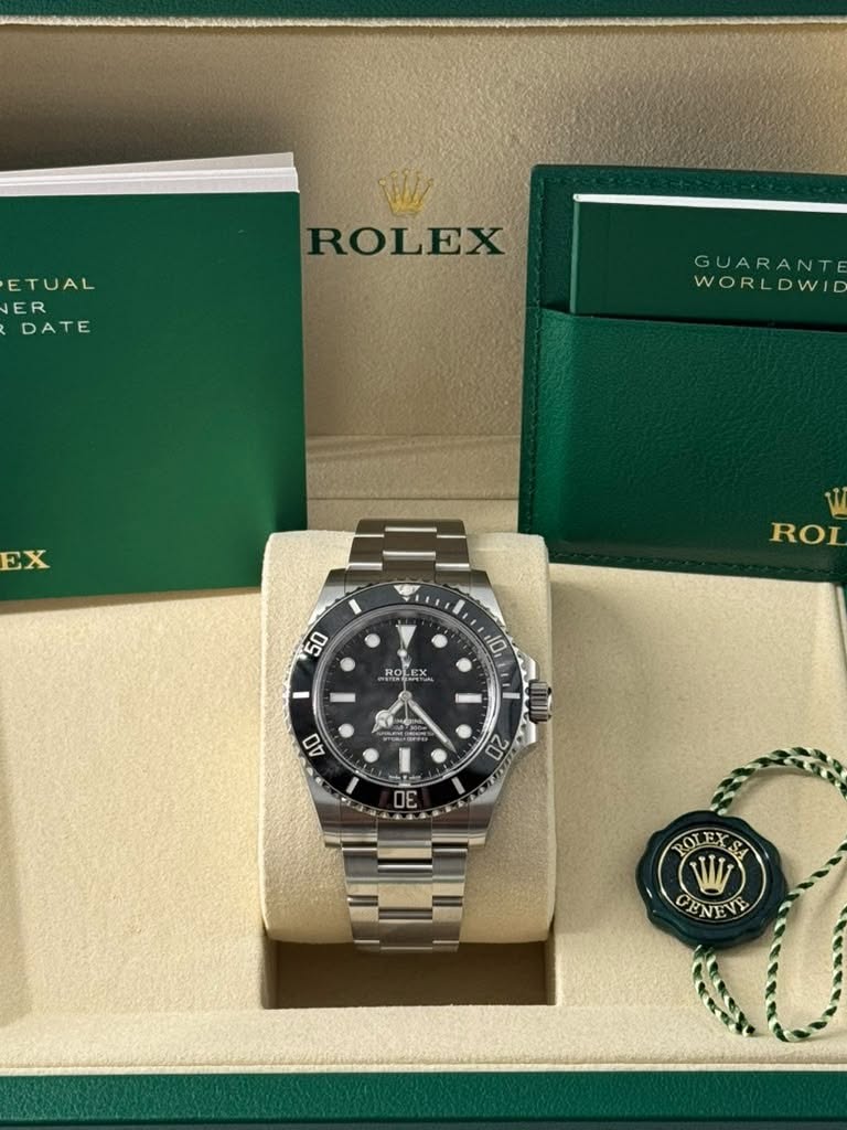 May be an image of wrist watch and text that says 'ETUAL ER DATE W ROLEX GUARANT WORLDWI EX ROL 50 10 ROLEX LEX I 40 20 30 POL POLEX W 注 GENEVE'