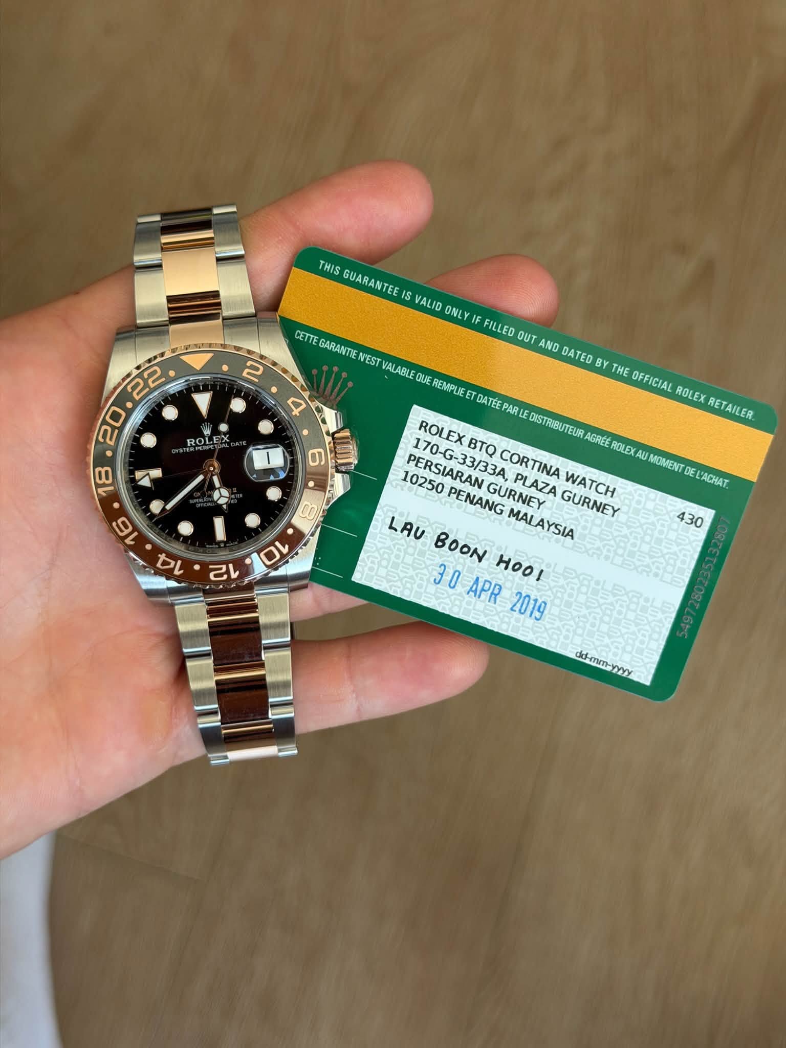 May be an image of wrist watch and text that says 'THIS GUARANTEE VALID ONLY 2 4 FILLED OUT AND DATED Y BY TH HE OFFICIAL ROLEX RETAILER. 20.22 ROLE g ١ 6 CETTE GARANTIE NEST…