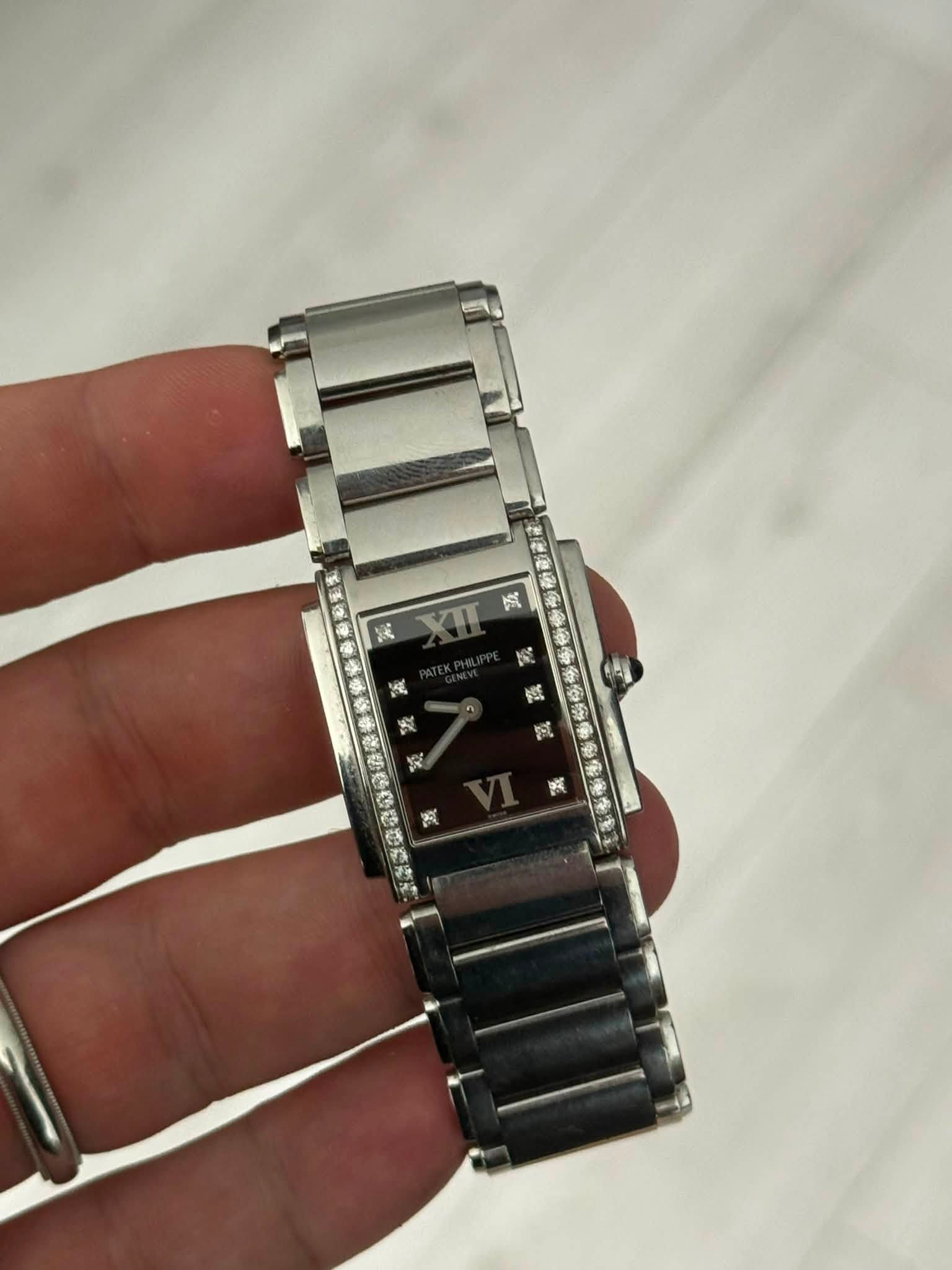 May be an image of digital watch and text that says '& 茶 VIL 2 五 2 胸'
