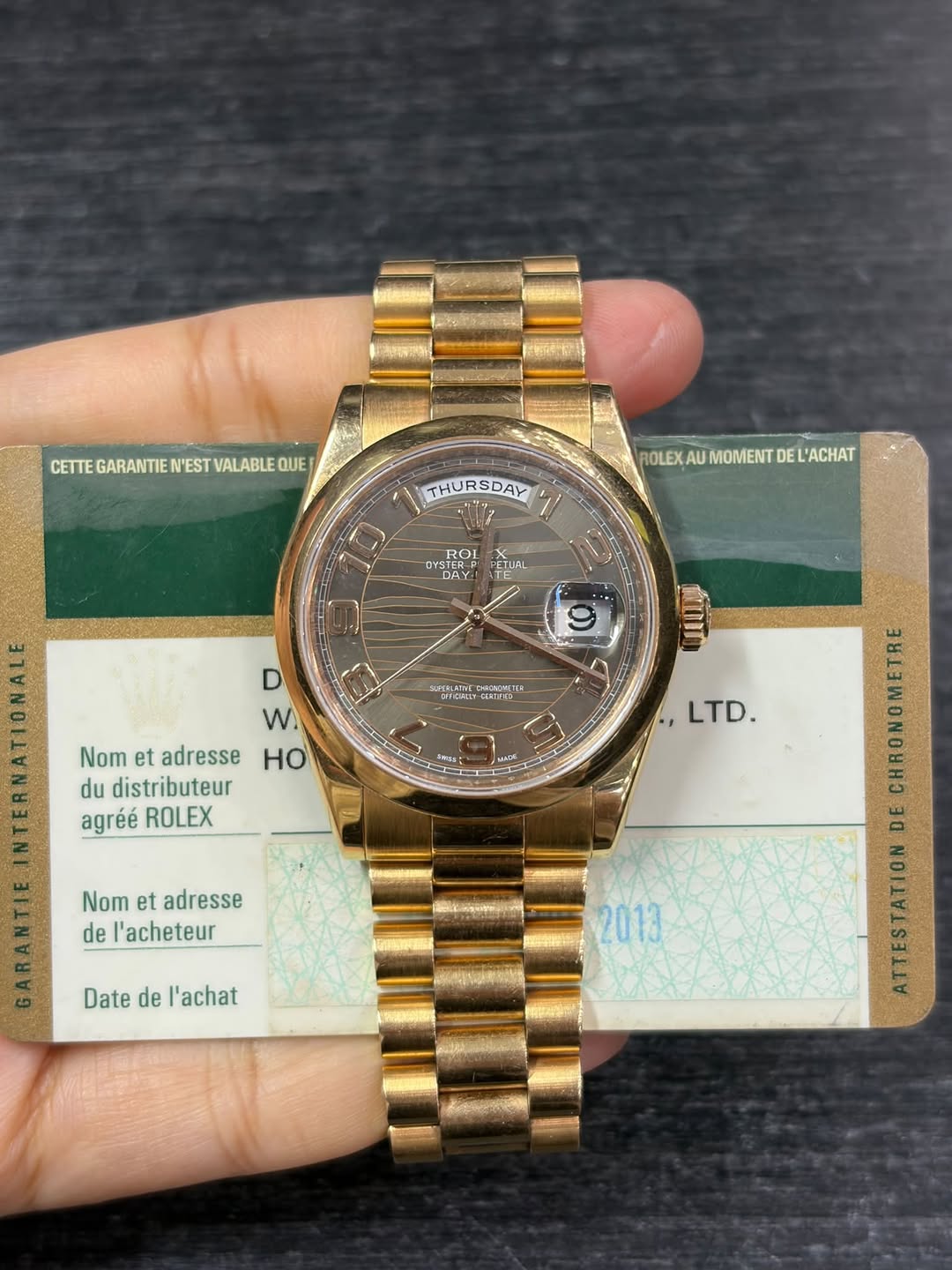 May be an image of wrist watch and text that says 'CETTE CETTEGARANTIE.NESTVALABLEQUE GARANTIE N'EST VALABLE QUE THURSDAY SDAY ROLEXAU MOMENT ROLEXAUMOMENTDEL'ACHAT DE EL'ACHAT…