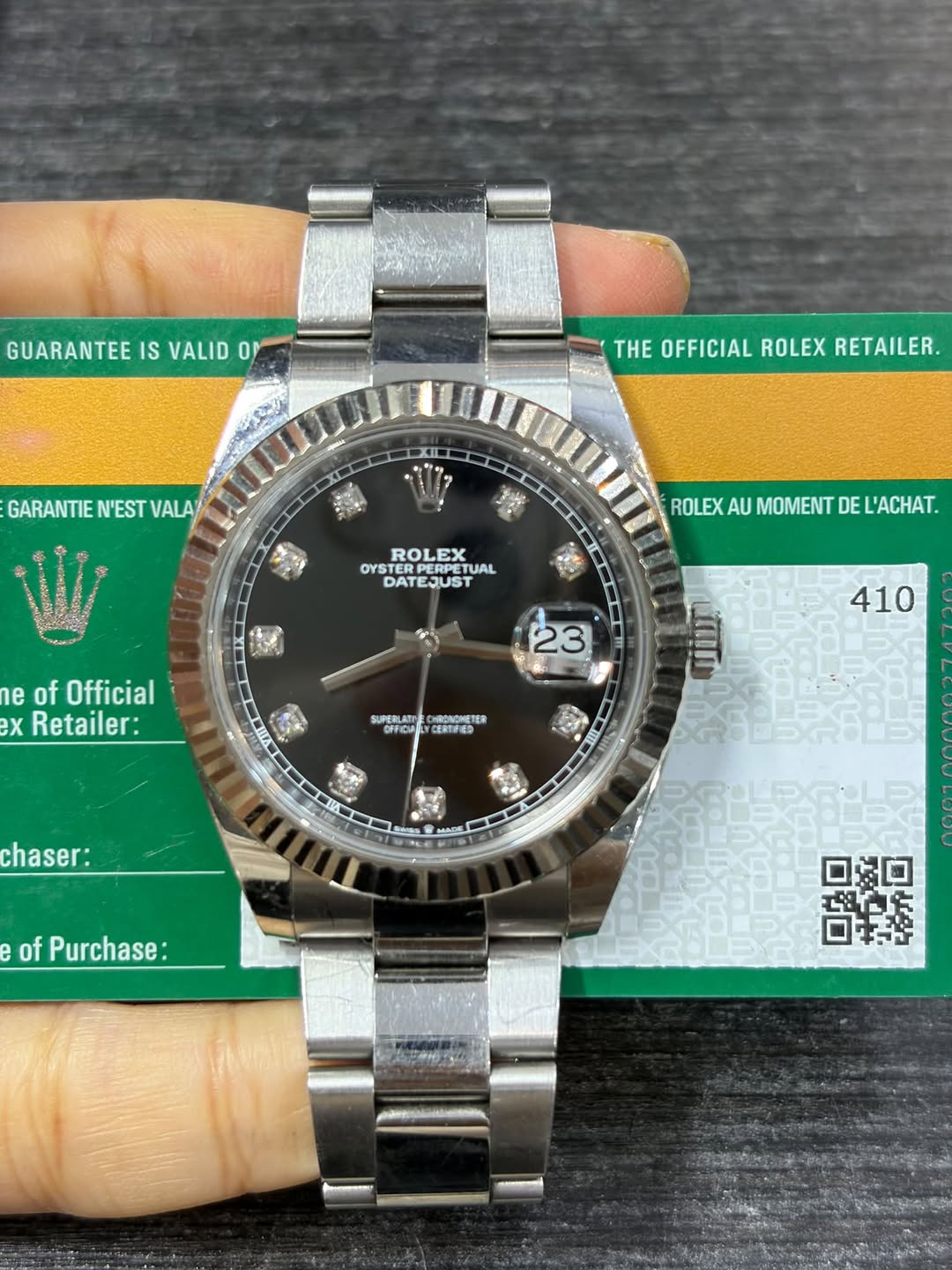 May be an image of wrist watch and text that says 'GUARANTEE IS VALID GUARANTEEISVALIDOR O THE OFFICIAL ROLEX RETAILER. GARANTIEN'ESTVALA GARANTIE N'EST VALA 福 ROLEX OYSTER…