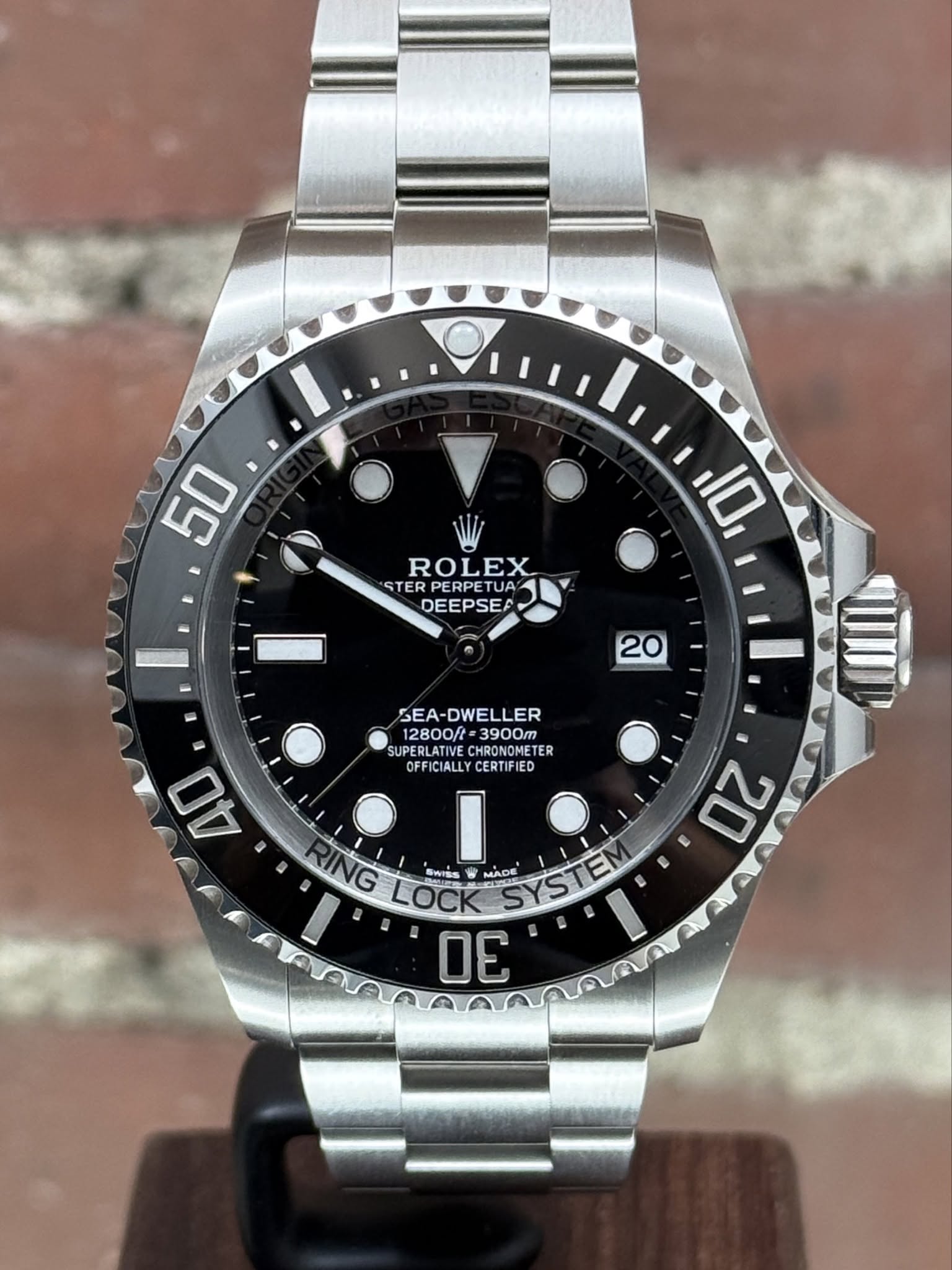 May be an image of wrist watch and text that says '50 ROLEX STER PERPETUA JA DEEPSEA 10 20 SEA-DWELLER 12800/t 12800/t=3900 ・3900m SUPERLATIVECHRONOMETER OFFICIALLY IALLY…