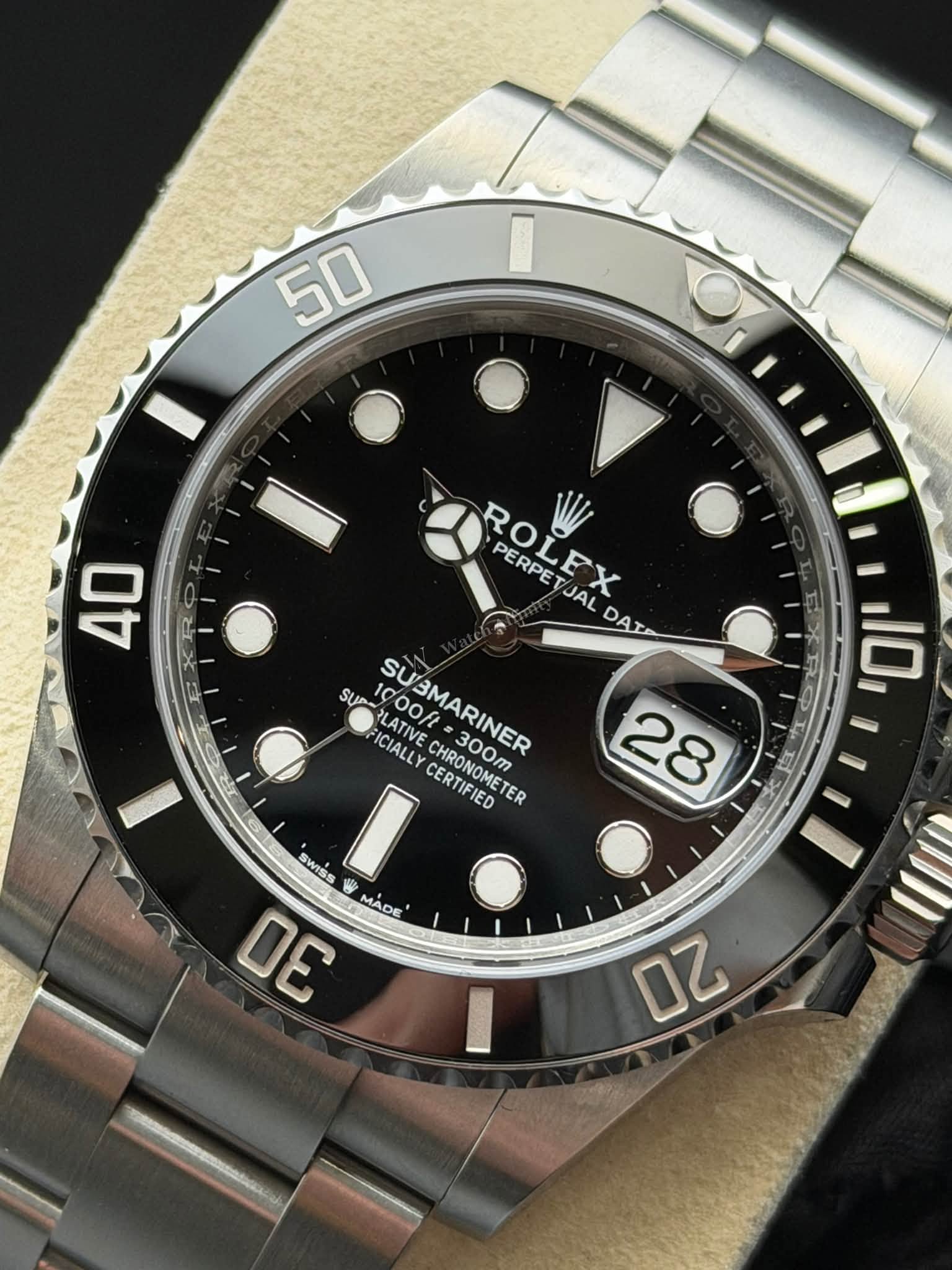 May be an image of wrist watch and text that says '50 40 R I ROLEX JAL PERPETJAL ERPET DALA + SU SUPMBLATIVE 1900/ FICIALLY 300m LATIVE c SUBMARINER doofe ooft= CERTIFIED DONOMET…