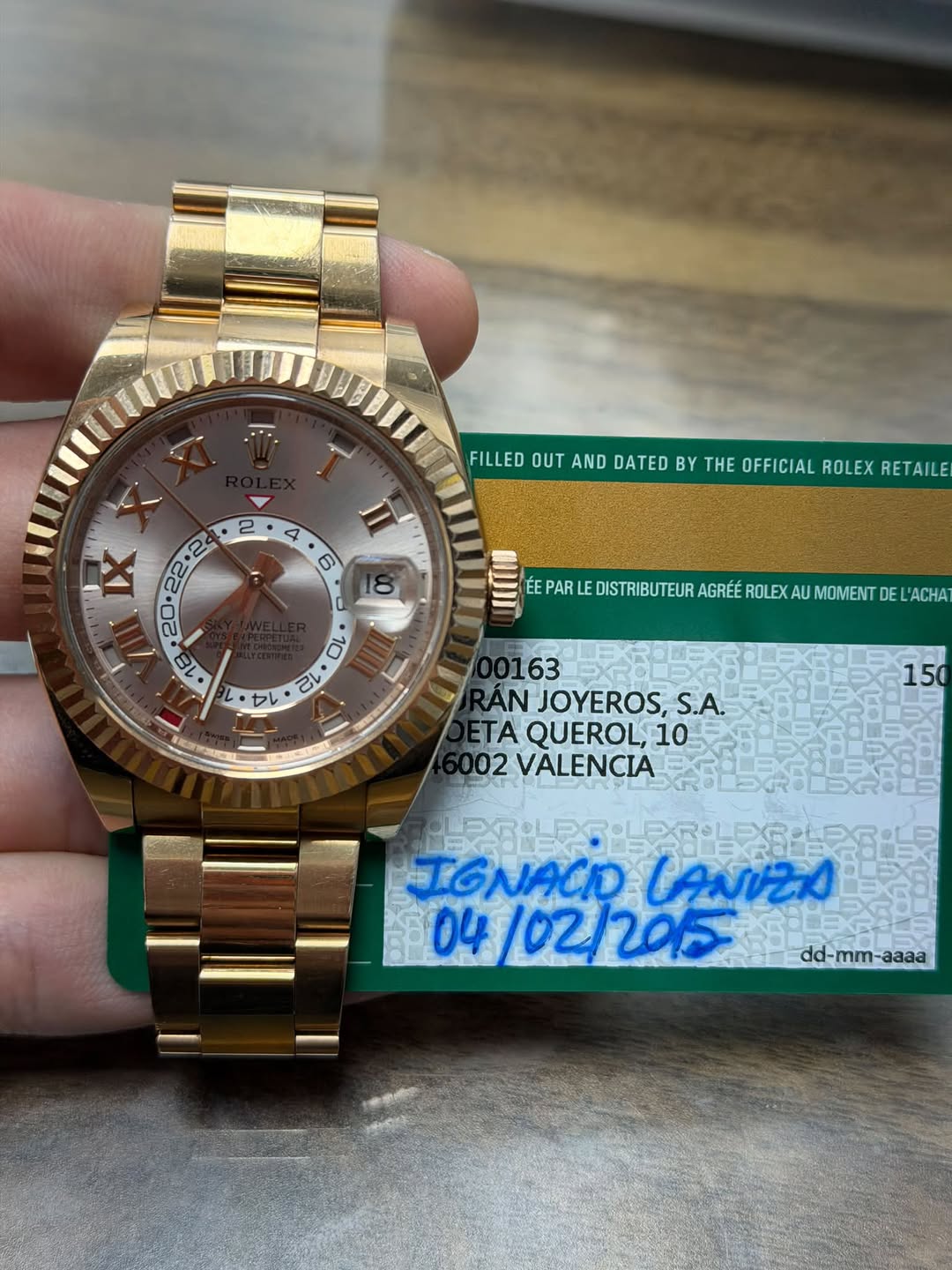 May be an image of wrist watch and text that says 'م 2 FILLED OUT AND DATED BY THE OFFICIAL ROLEX RETAILE O セレ ブレ C EE EPAR DISTRIBUTEUR AGRÉÉ ROLEXA EFARIEDSTRITERATEMO AU…