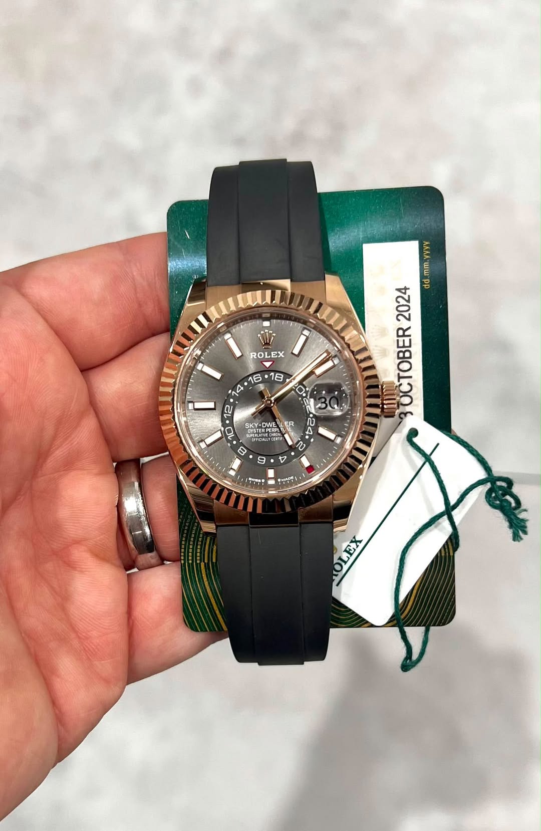 May be an image of wrist watch and text that says 'i vVVV .mm. 2024 du UCTOBER ROLEX 0 16 ら・18 14 и 12 01 ርኑ KY-DIE SR ω C ባ A ನಿ E د 0 A 4 g OLEX EX'