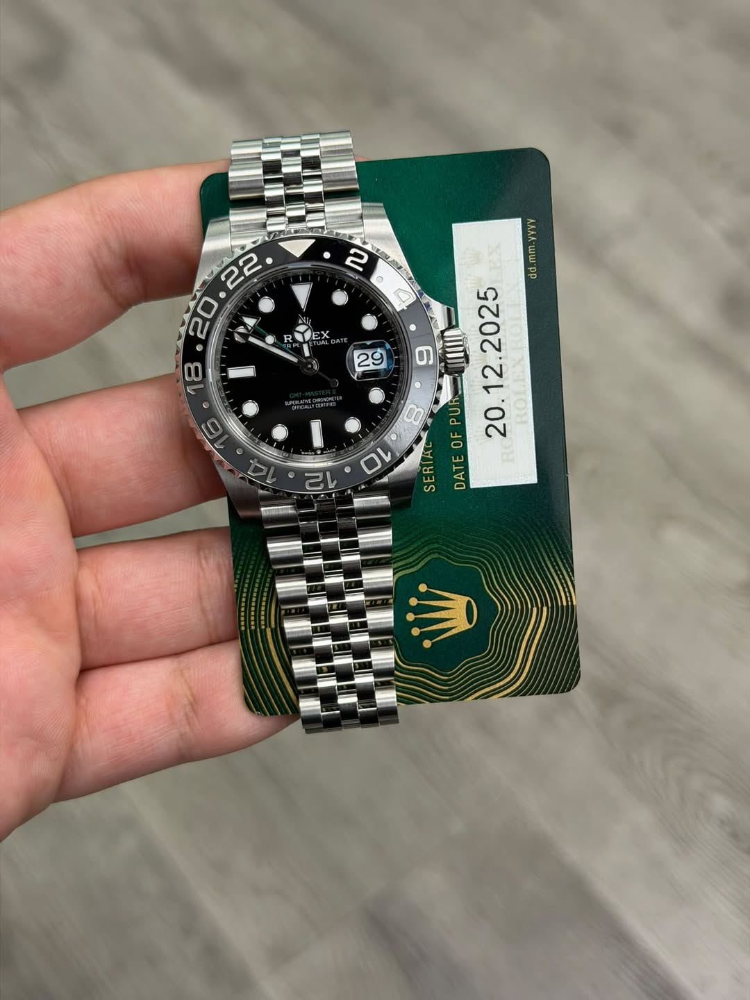 May be an image of wrist watch and text that says ' R 29 AAA EX dd.mm. 9 12 PU 20 10 ® SERIAL OF III DATE 16 CL SRE'