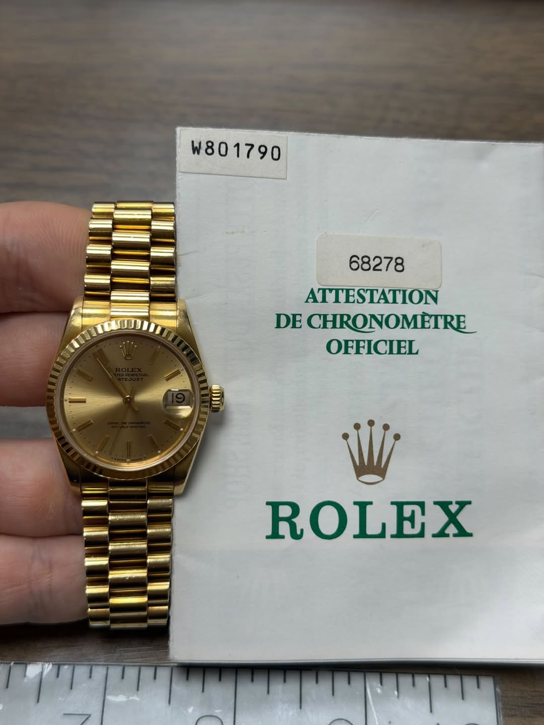 May be an image of wrist watch and text that says 'W801790 68278 ATTESTATION DE CHRONOMÈTRE OFFICIEL ROLEX'