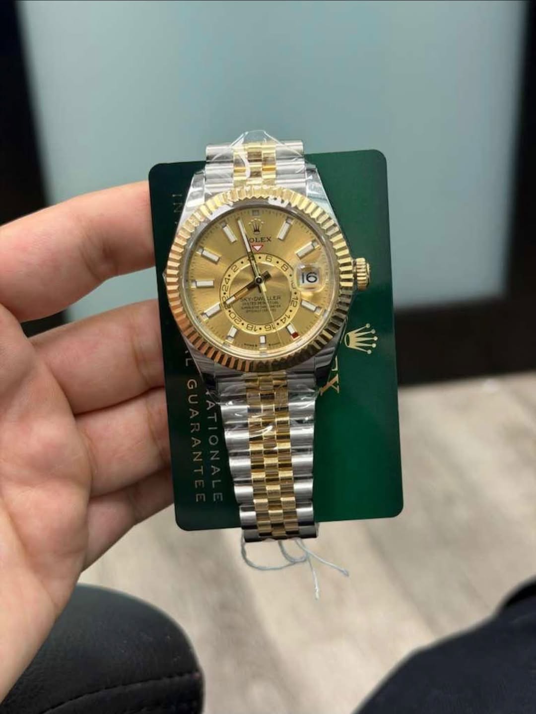 May be an image of wrist watch and text that says '.5. 8 6 መበ II 2: ・ : ٥ 4 14 7'