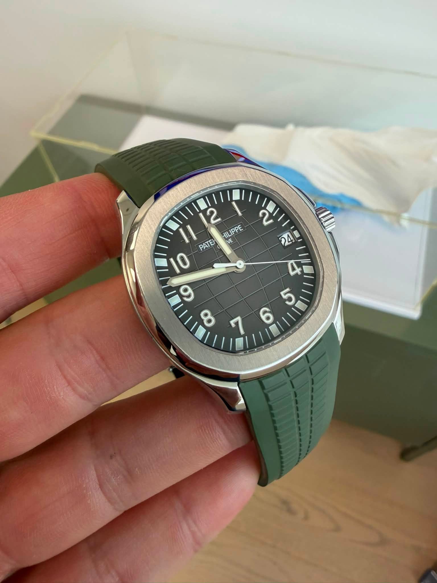 May be an image of wrist watch and text that says '11 2 ILIPPE PPE PATEI VE 0 a 2 18 A و 8 7 6'