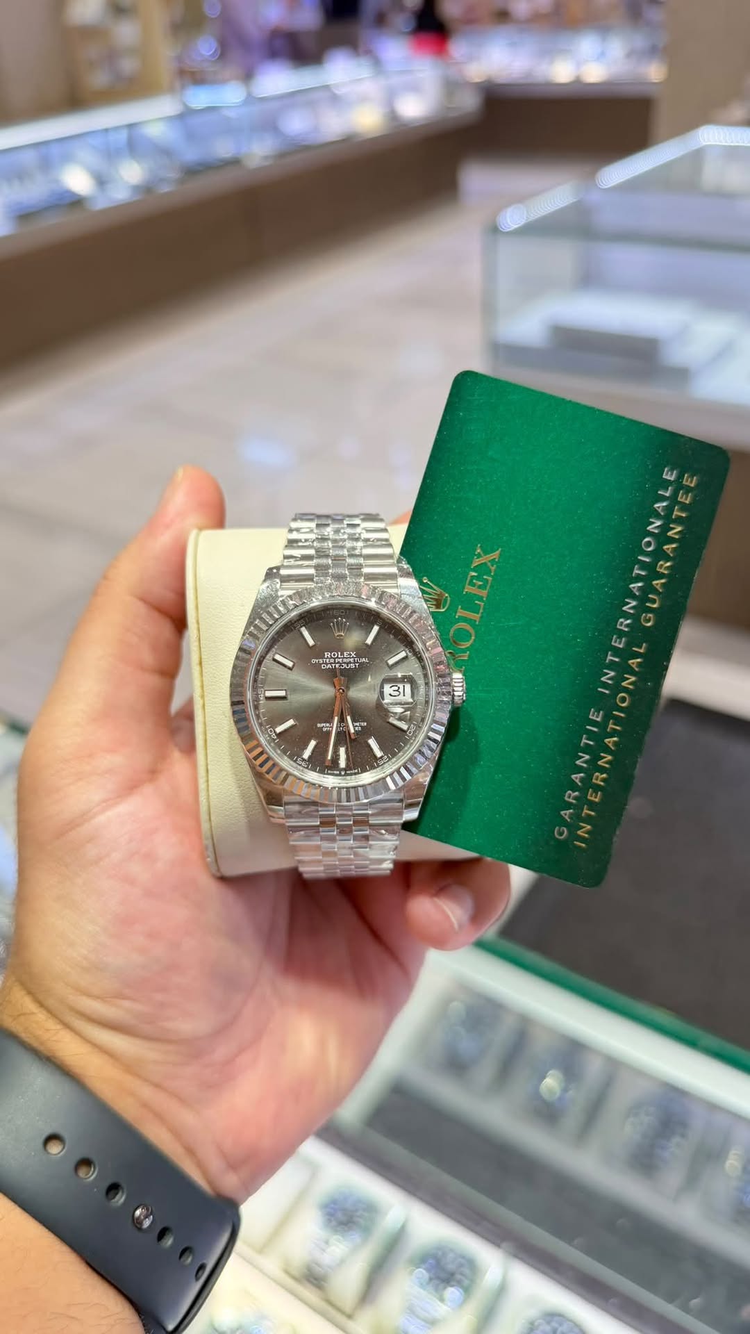 May be an image of wrist watch and text that says 'WETKT 서맥뉴드 31 דונה S重日护 200 ة TERNATIONALE GUARANTEE TEE INT TERNATIONALG TION RANTIE IE ERN N'