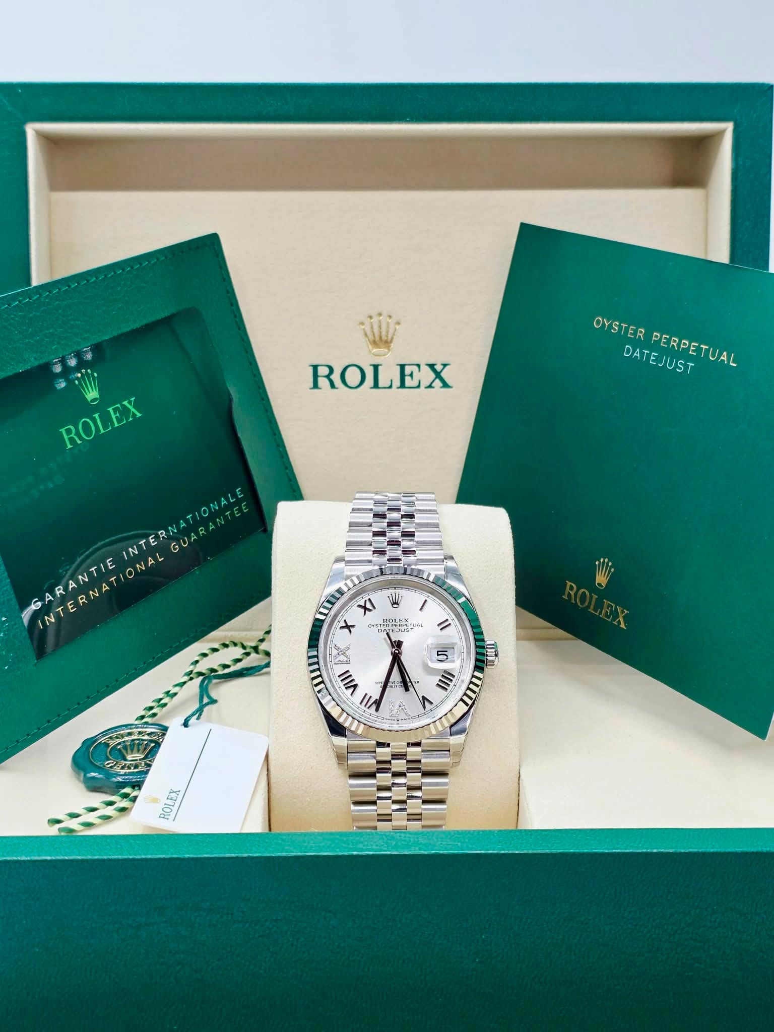 May be an image of wrist watch and text that says 'ROLEX ROLEX OYSTER DATEJUST OYSTERPERPETUAL DATEJUST PERPETUAL PERPETUAL INTERNATIONALE GUAR GARANTIEIN GARANTIE INTERNATIONAL ۱…