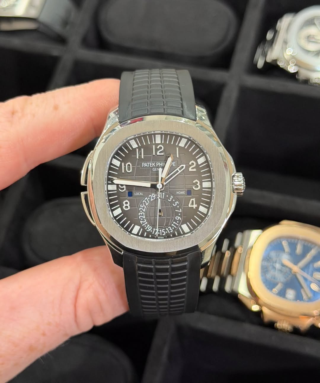 May be an image of wrist watch and text that says '1112 IL 12 ١ 10 PATEK PHI P PE EL GE GENG 2 3 HONE 9-5 17 3 د + ی LCCAL ထ د 이 بر V 15-1 15'