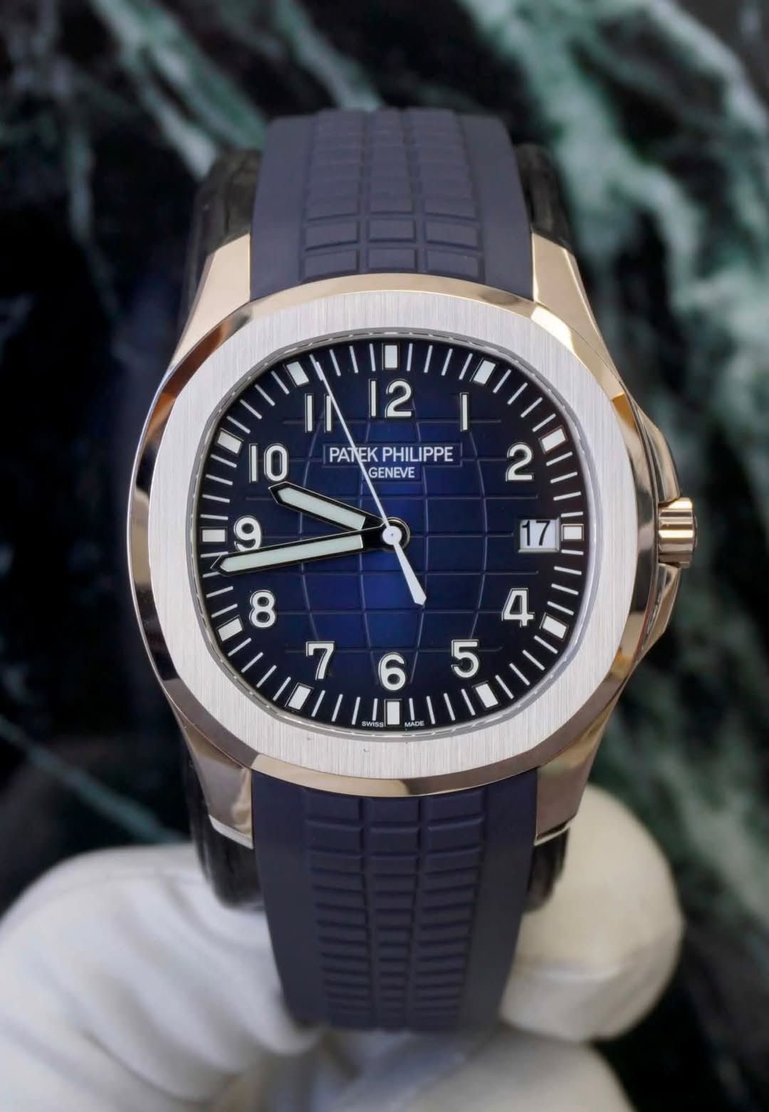 May be an image of wrist watch and text that says 'IN 12 I 10 PATEK PATEKPHILIPPE PHILIPPE GENEVE SwISS e MADE'