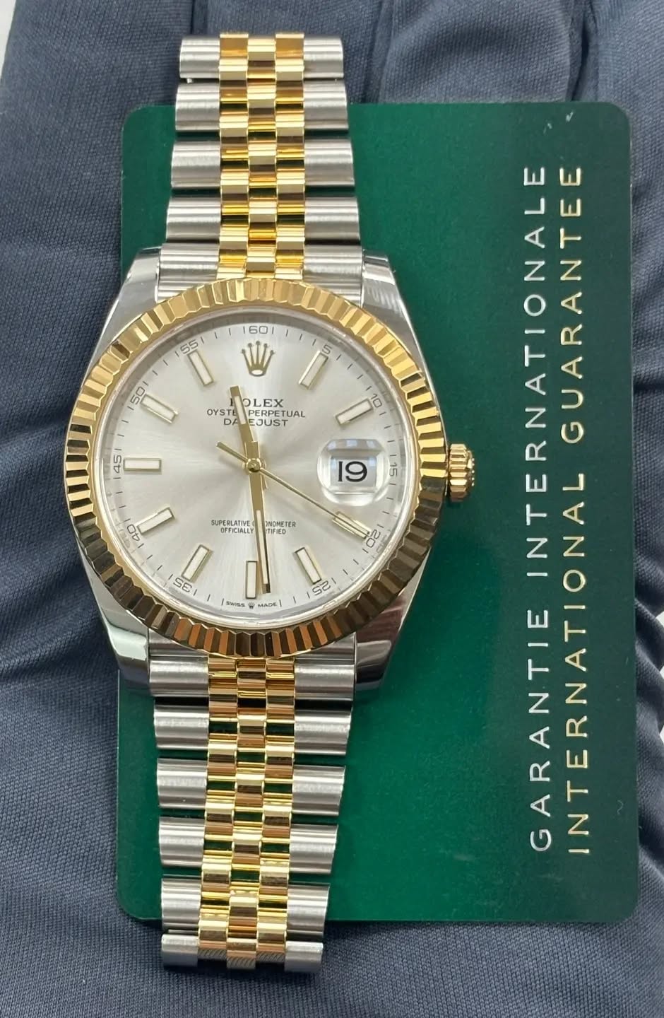 May be an image of wrist watch and text that says ' OLEX OYST OYSTE PERPETUAL SUPERLATIVE OFTICIALLY INDMETER ဂိ 20 35 VO SWISE MA se 78 INTERNATIONAL ATIONALGUARANTEE GUARANTEE…