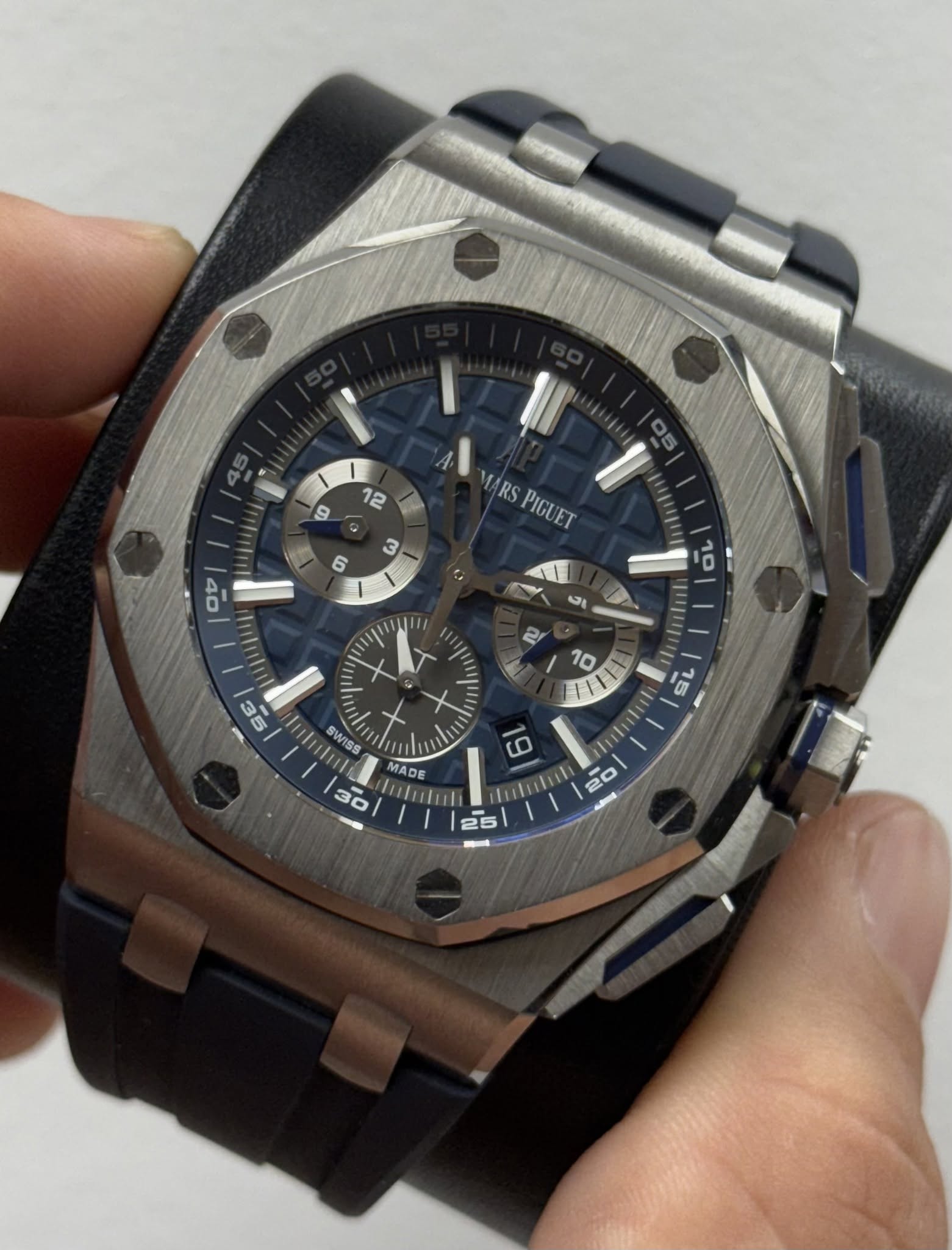 May be an image of wrist watch and text that says 'و 12 05 ARS PIGUET 3 6 二 맘 1 一 J 10 11 NINI I11 21 1ت ن A 10 35 SW SWISS S MADE DE 30 ク ம Eudushd 20 20 25'