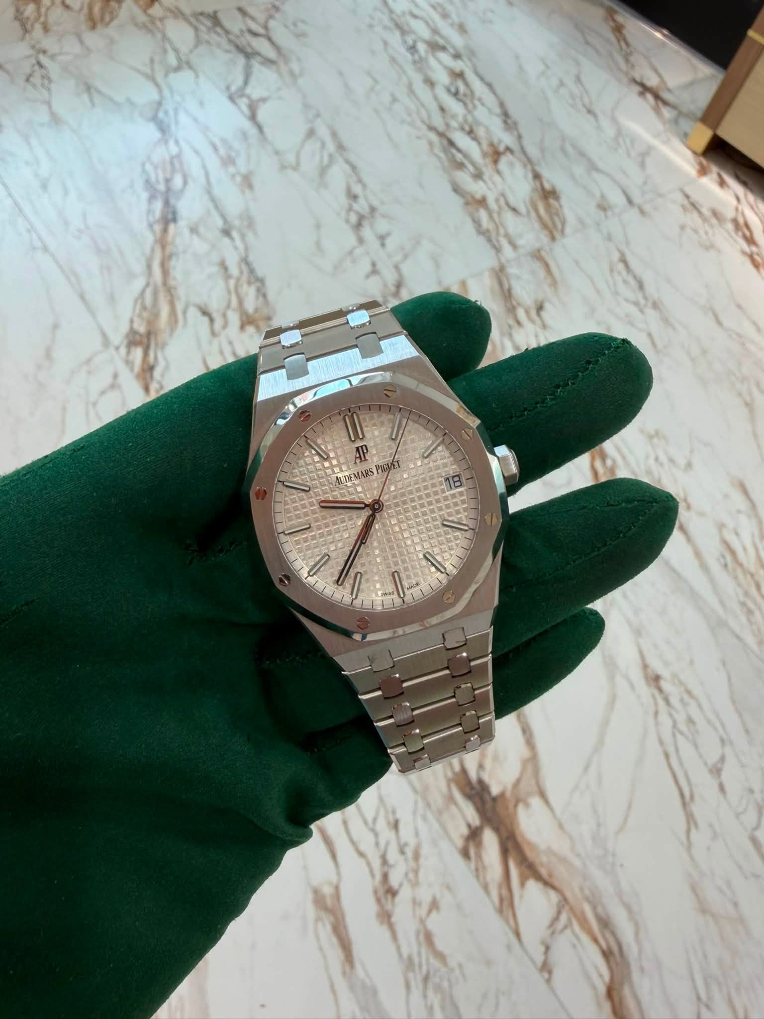 May be an image of wrist watch and text that says 'AP TEMARS 18 لے A'