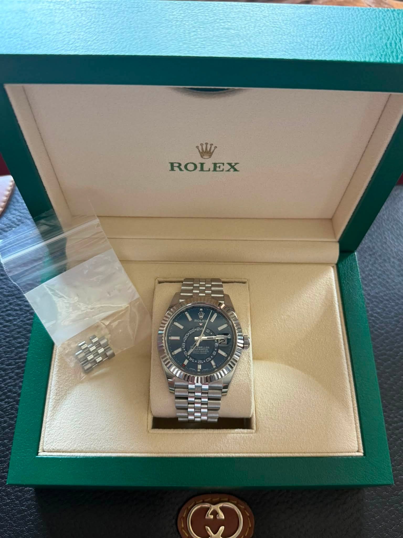 May be an image of wrist watch and text that says 'W ROLEX עעווז'