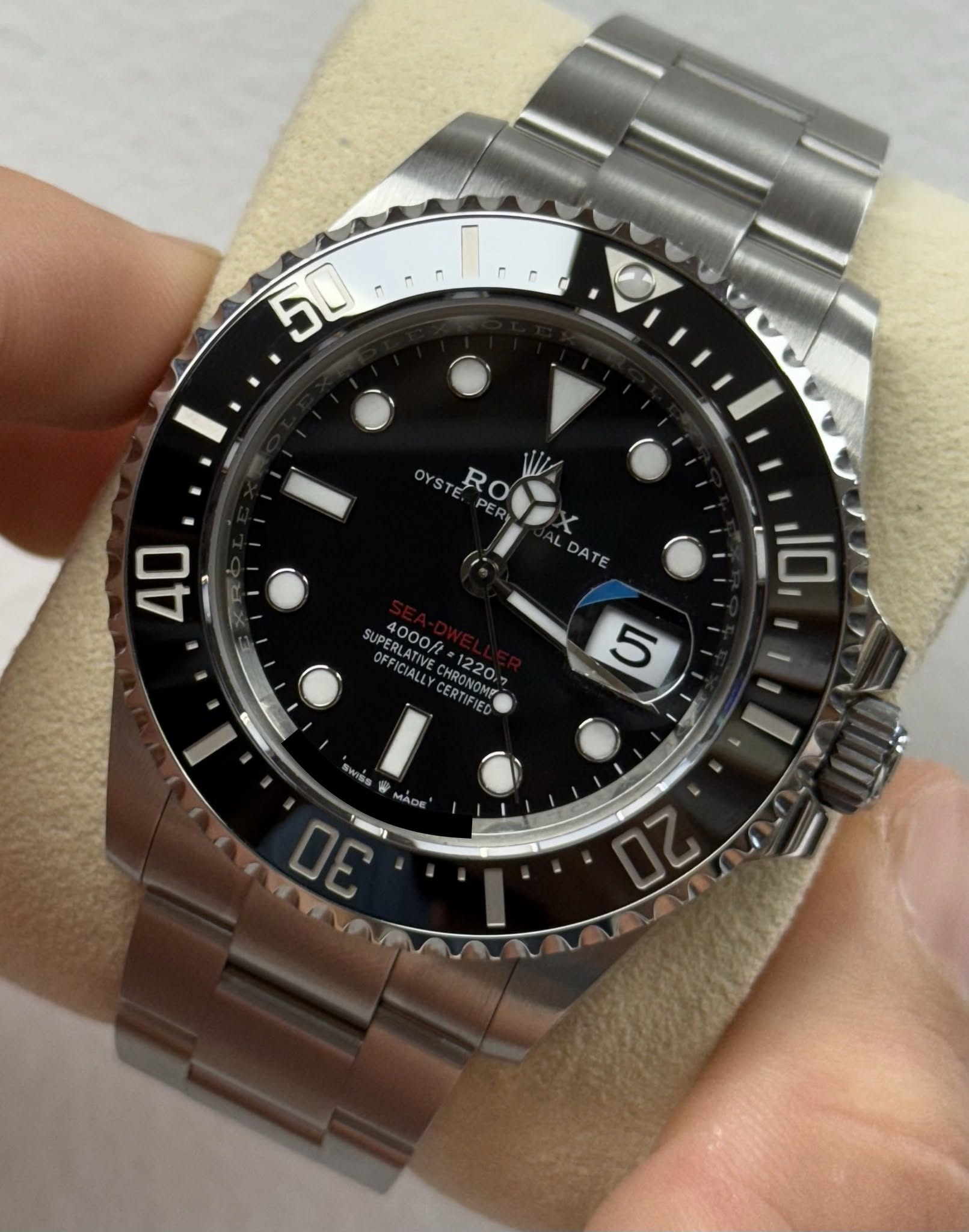 May be an image of wrist watch and text that says '50 OYSTE R PER X DATE 40 SUP SUPERLATIV AEEICIALLY UPERLATIVE 4000ft OFFICIALLY LANVECHRON CERTIFIE CERTIF CHRONOM 1220 5 แพรน์อ…