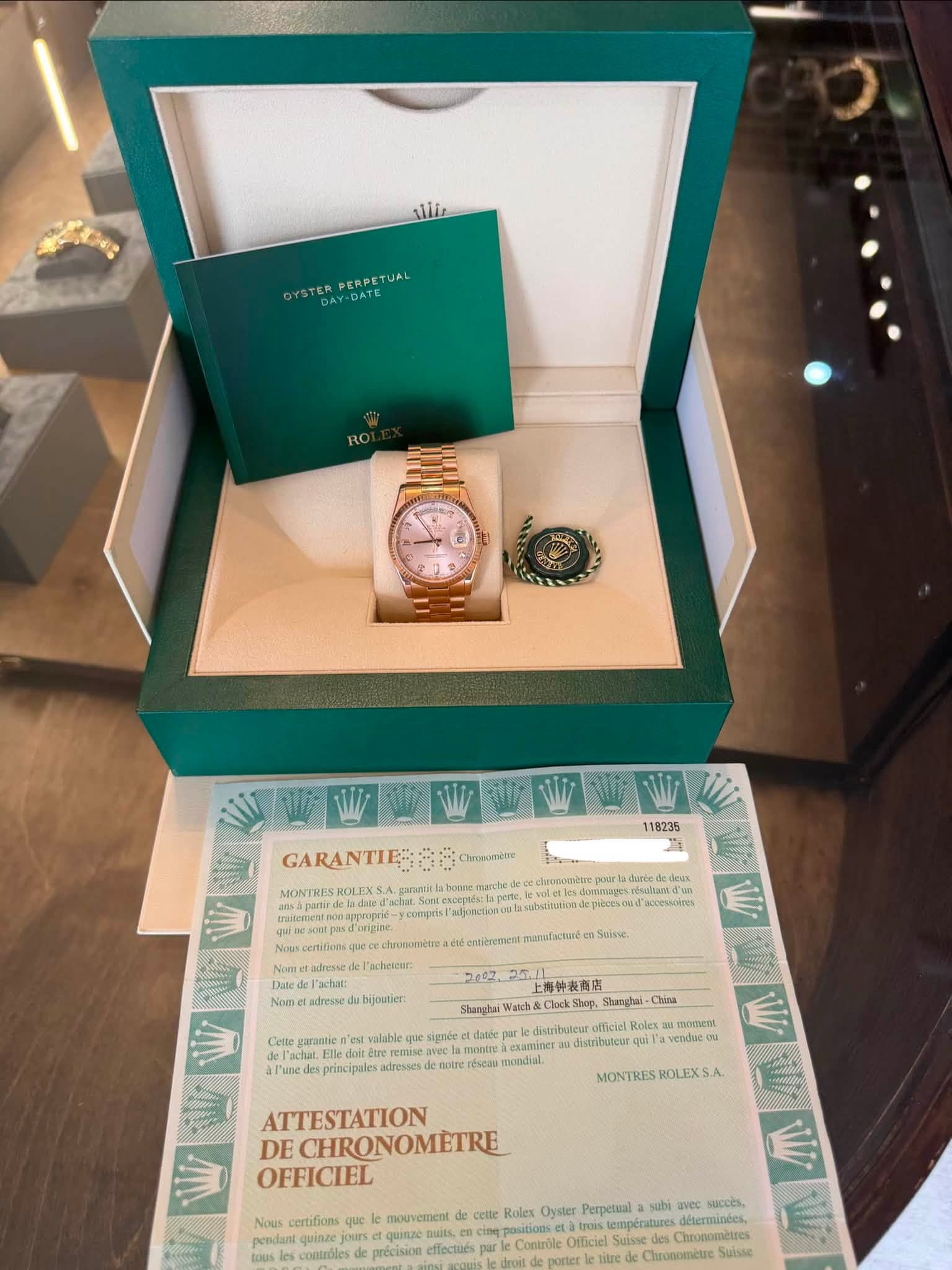 May be an image of wrist watch and text that says 'عنتاا OYSTERPERSE PERPETUAL OYSTER DAY-DATE GARANTIE 118235 នតត deus Pachetcar Suisic ubijoutier: Shanghai 25./ 上海钟表商店…