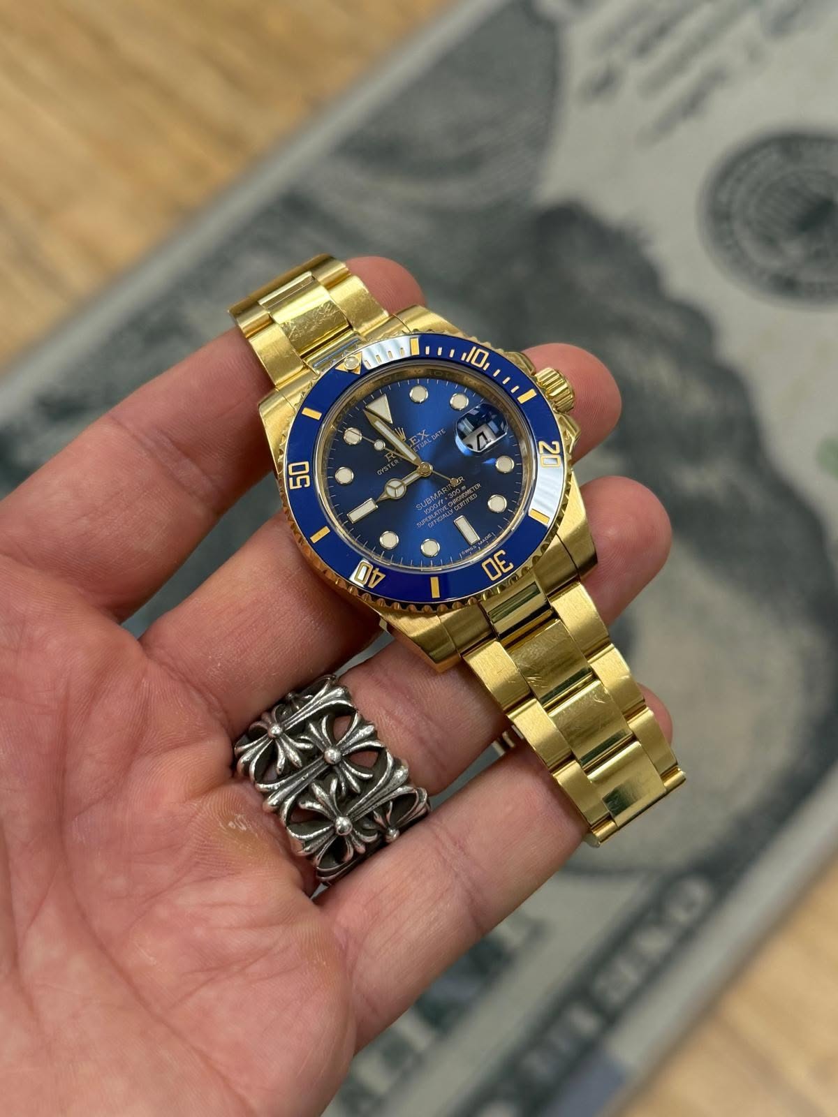 May be an image of wrist watch and text that says '10, 山 a 40 DE'