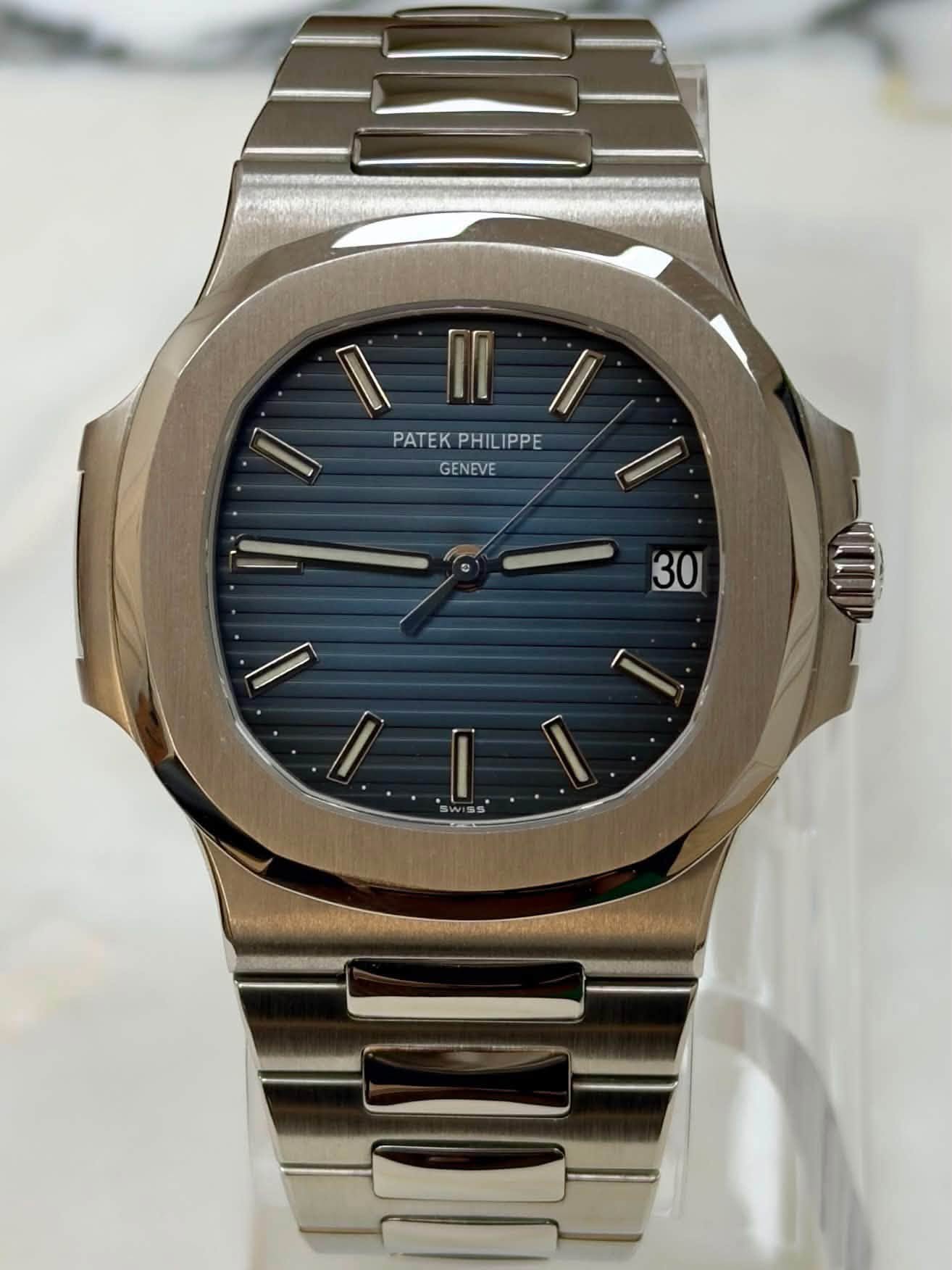 May be an image of wrist watch and text that says '۱/ II PATEK PHIL PHILIPPE PATEKPHILIPPE IPPE GENEVE 30'