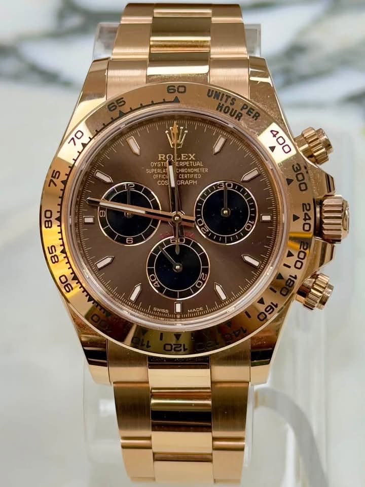 May be an image of wrist watch and text that says '60 70 75 ROLEX LEX RQ YST YSTE ERPETUAL CTERPET RPETOAL ETUAL SUPERLAT HRONOMETE OFFICI ن CERTIFIED EOTITIEN COS RAPH RAPH O…