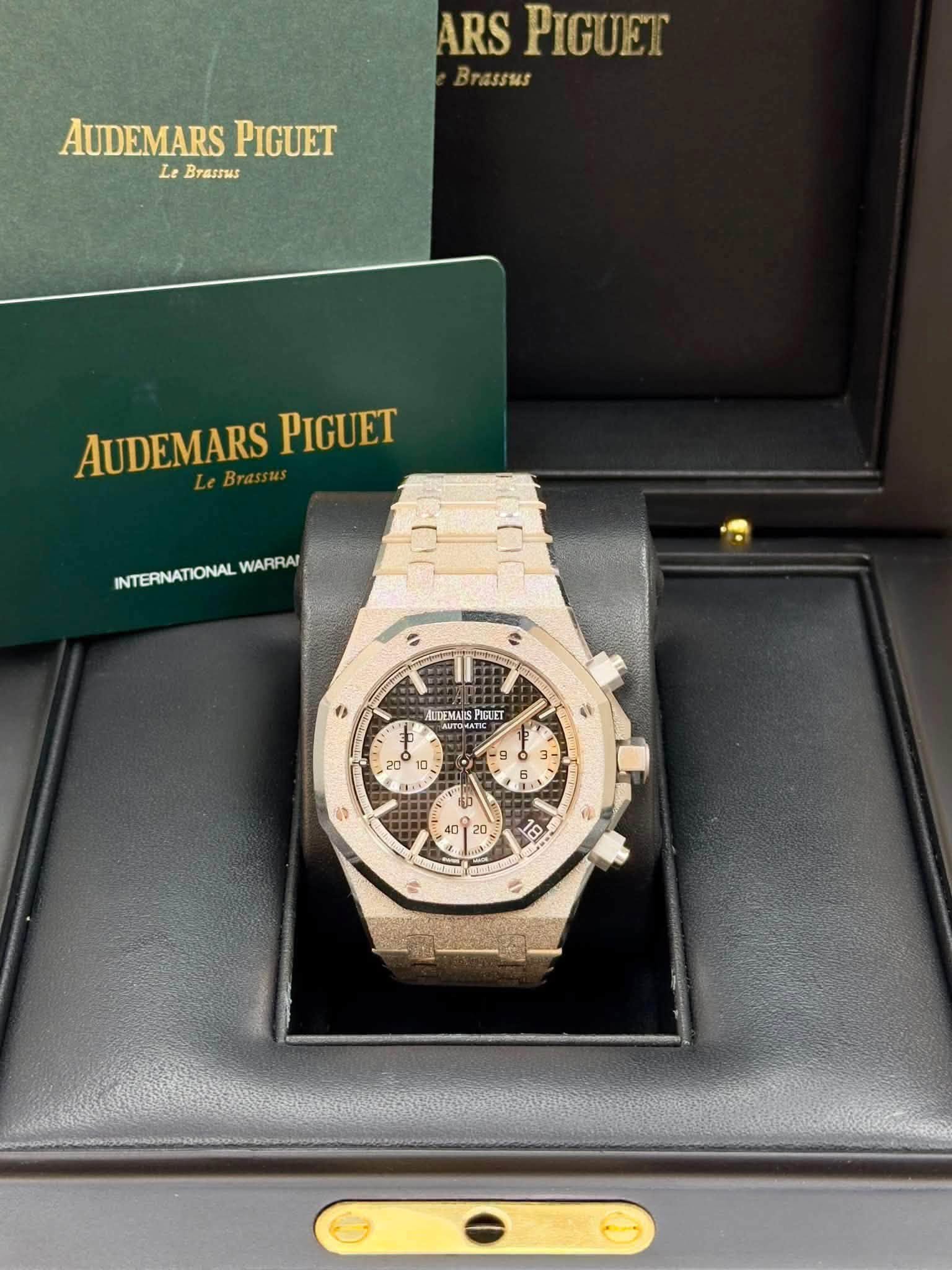 May be an image of wrist watch and text that says 'ARS PIGUET Brassus AUDEMARS PIGUET Le Brasrus AUDEMARS AUDEMARSPIGUET PIGUET INTERNATIONAL INTERINATIONALWARRA WARRAI e…