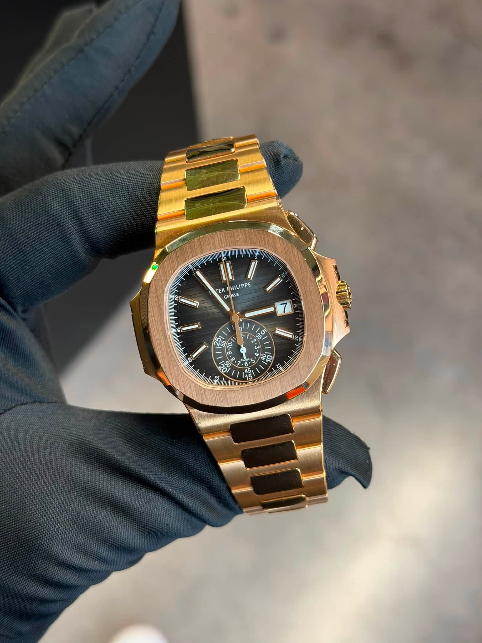 May be an image of wrist watch and text that says 'EK HILIPPE 1 1 ١1 5O NURS 6+ 3 00 5ي1'