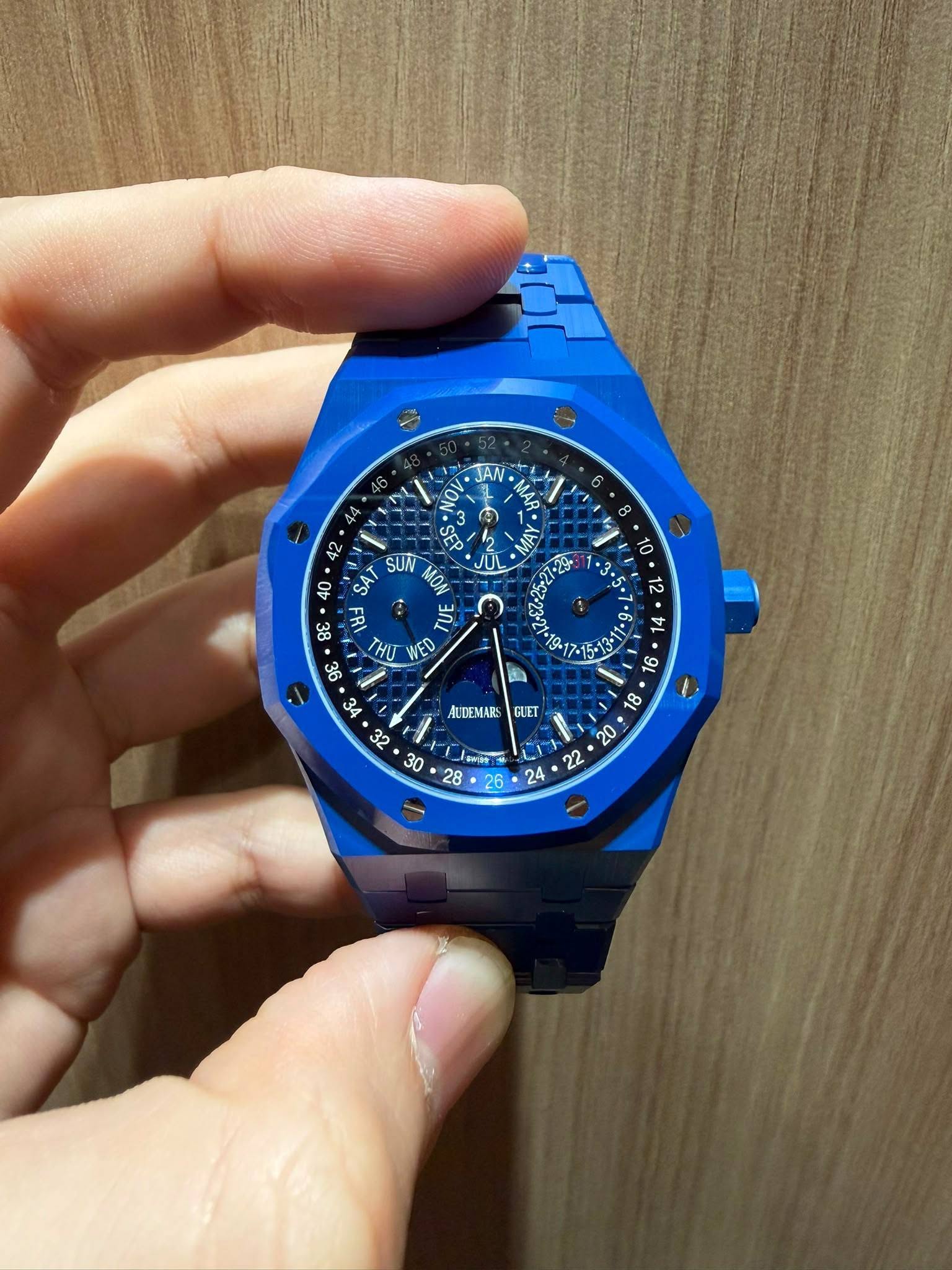May be an image of wrist watch and text that says 'حه MAP ኛ SUN MON 박 38 FRI עח3 C THÚ VED *15 ब AUTIEMARS GUET තී '