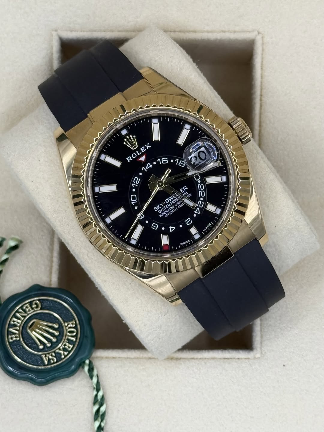 May be an image of wrist watch and text that says '愛 KpaKo ROL ROLEX EX 14 14• U 10 50 C 07 SKY OYSTERPER KY-DWIL E 2 60 ewrat የዝያዊክ S ROL ROLE 知'