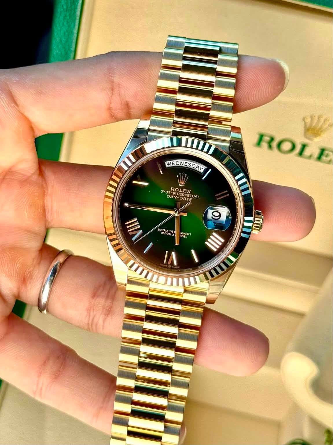 May be an image of wrist watch and text that says 'WEDNESDAY ROLE OYS STEROR OYSTER OYSTERPE OYAAETTUAL RP ROLEX PERPET LEX ROLE DAY-DATE DA /ታ UAL DAT الللـ 9 RUPERATIEG VIII…