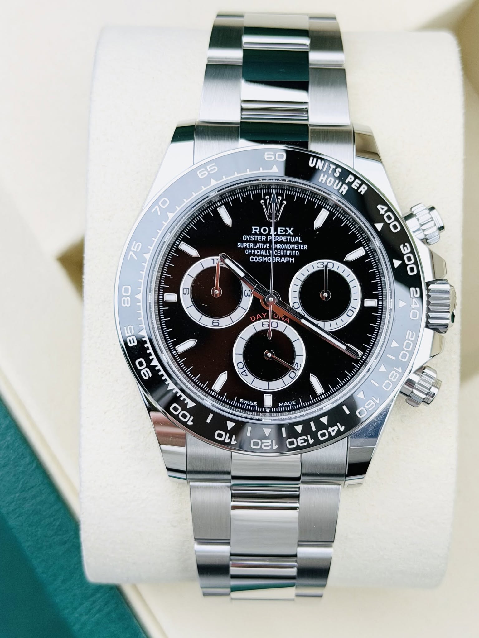 May be an image of wrist watch and text that says ' RO ROLEX LEX mAaлe. YSTERPERPE STERPIER PIERPETUA SUPERLATIN AMANERE HRONOMETER TER OFFICIALL CERTIFIED ERTEIED COSMOGRAPH…
