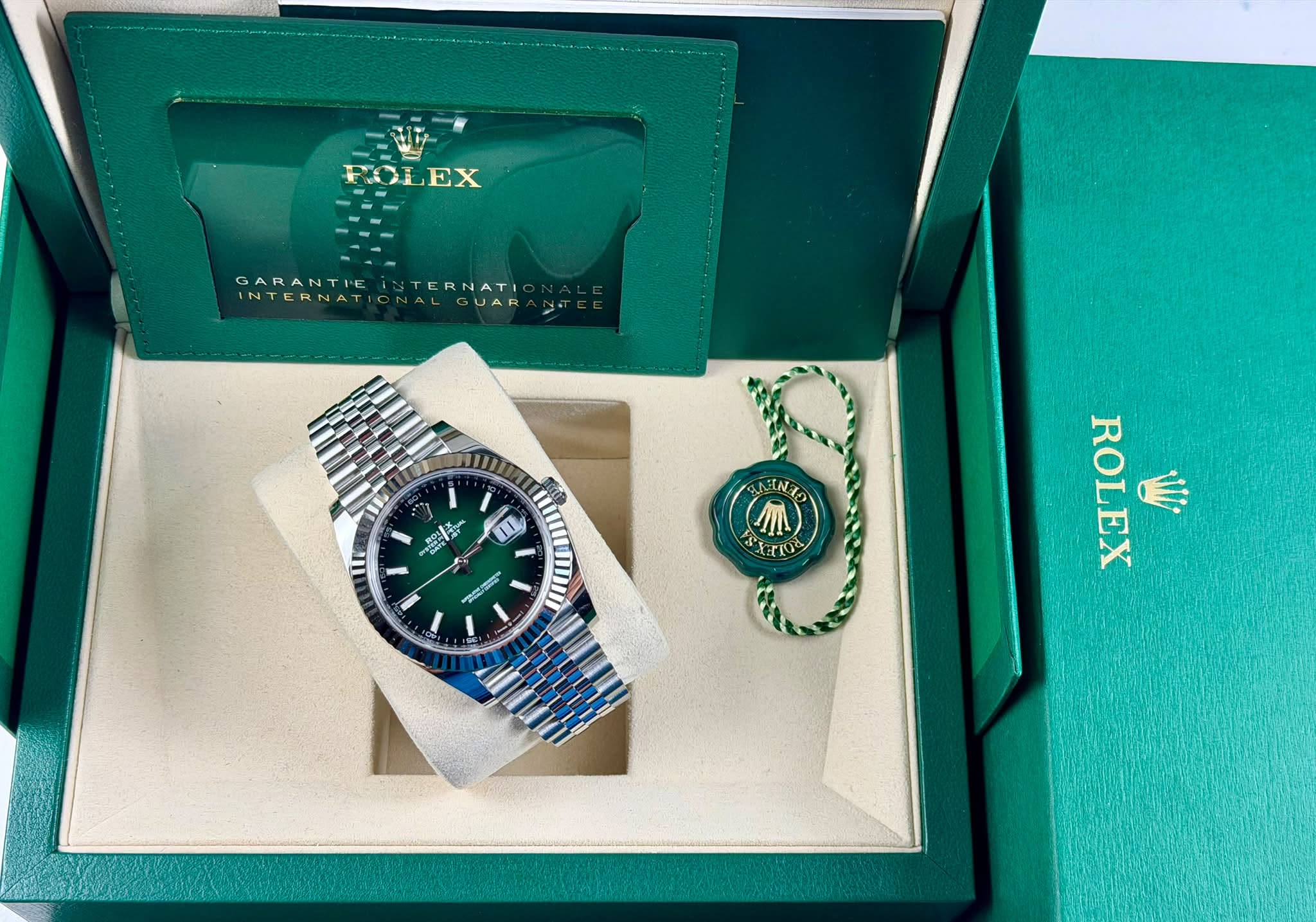 May be an image of wrist watch and text that says '一ジ HOLEX FOI EX GARANTIEİSTERNATI INTERNATI GARANTIE TERNATI INTERNATIONALGUAR/ GUAR 美天 天 - NIN M Ar0 ROLEX W'