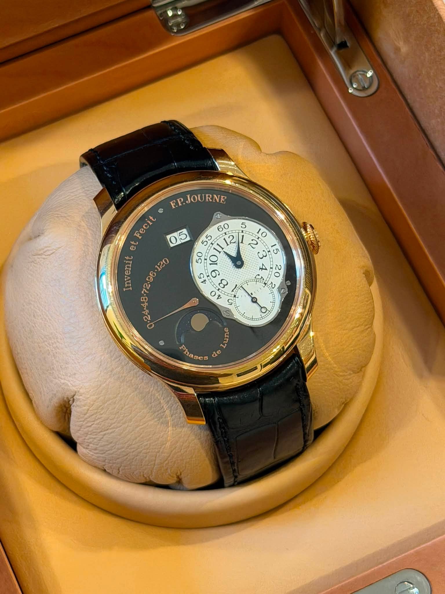 May be an image of wrist watch and text that says 'ERJOURNE JOU RNE EP OH 9 a B ن ecit et Invenit . Q ® A 02 20 ه3 Pha'