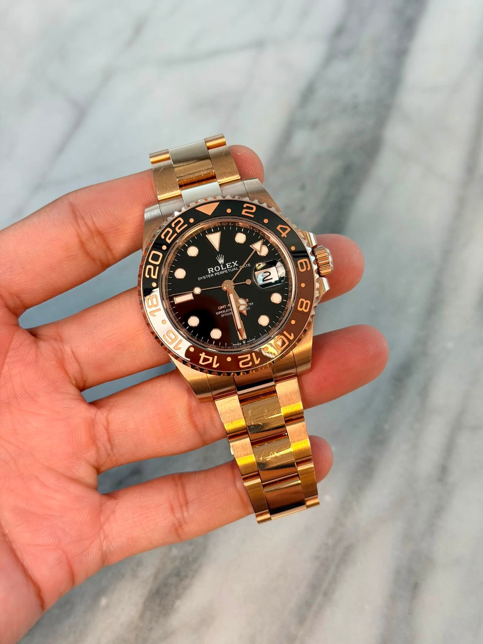 May be an image of wrist watch and text that says '2 4 ROLER 9 2 6 IT0 EI'