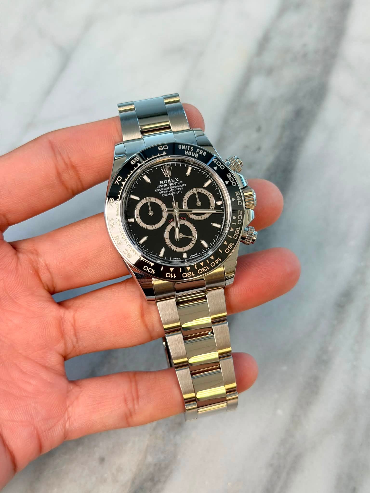 May be an image of wrist watch and text that says ' UNITS HOUR HOUR ER R 400 300 NEO 240 O 당 R OEL CSA 富 E C C 10 आय र 100 11'
