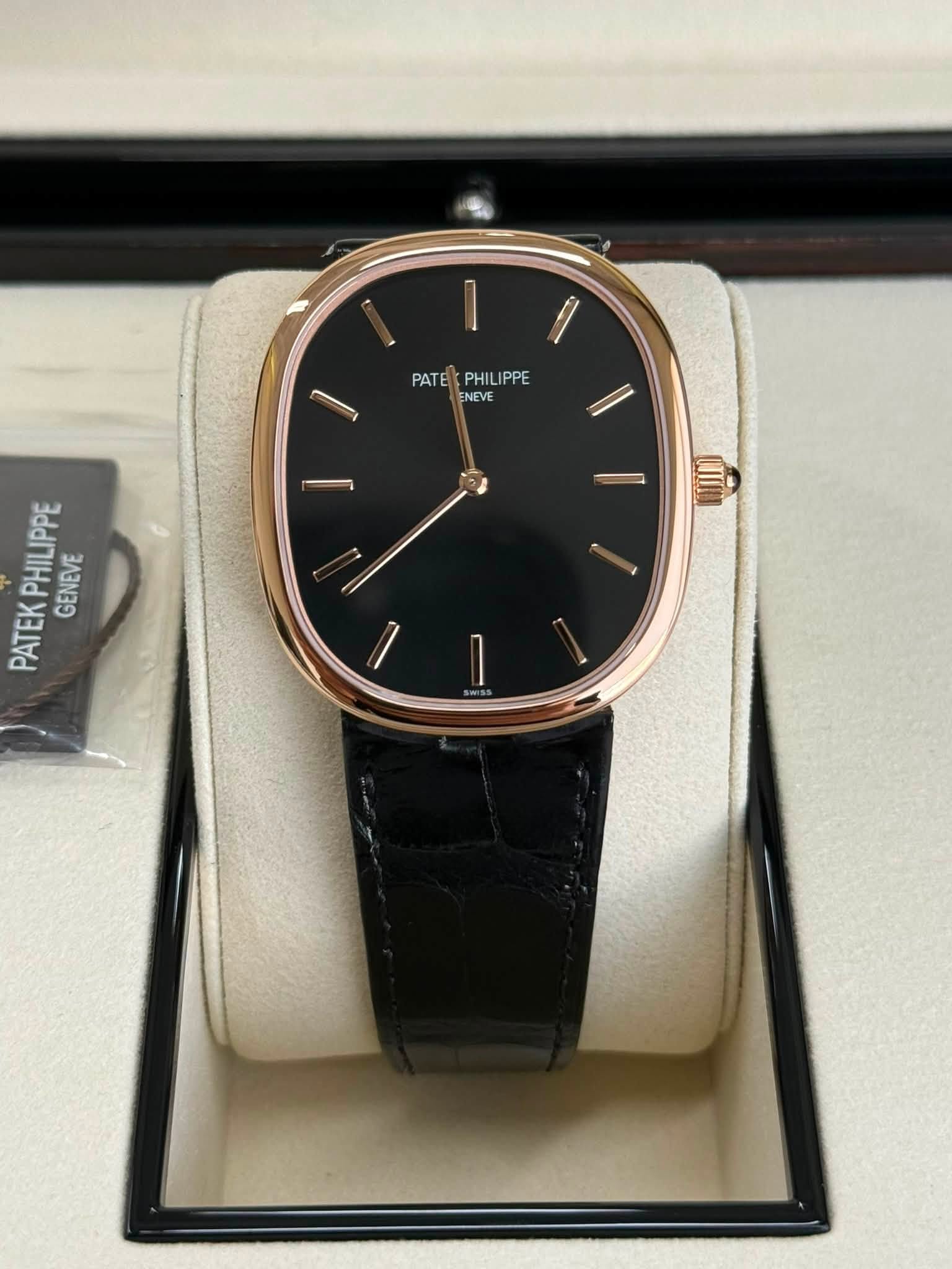 May be an image of wrist watch and text that says 'I il PATE PATE&PHILIPPE PHILIPPE NEVE KPHILIPP PHILIPPE GENEVE PATEK I'