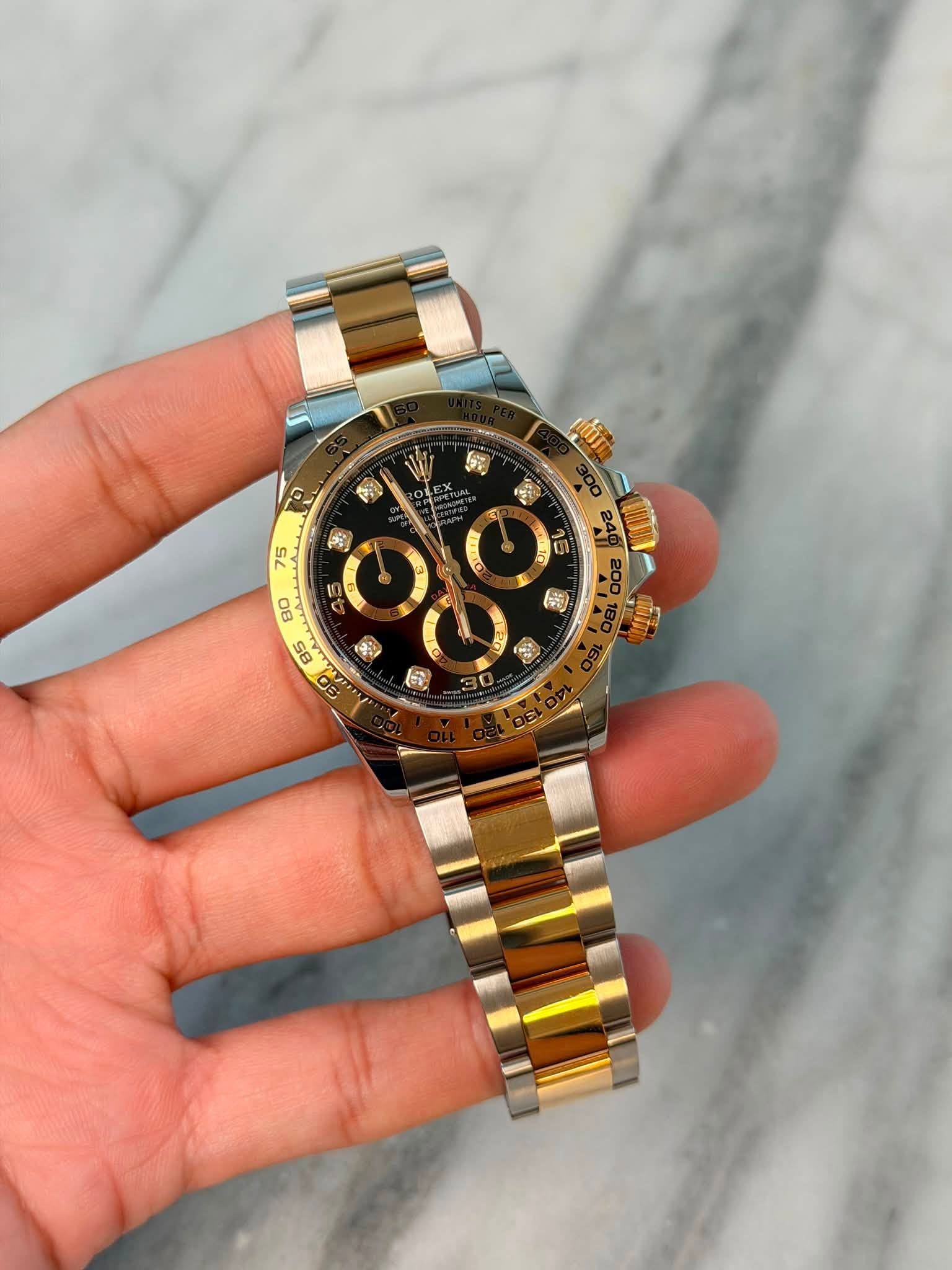 May be an image of wrist watch and text that says 'PU MUN 福 80 85 OE'