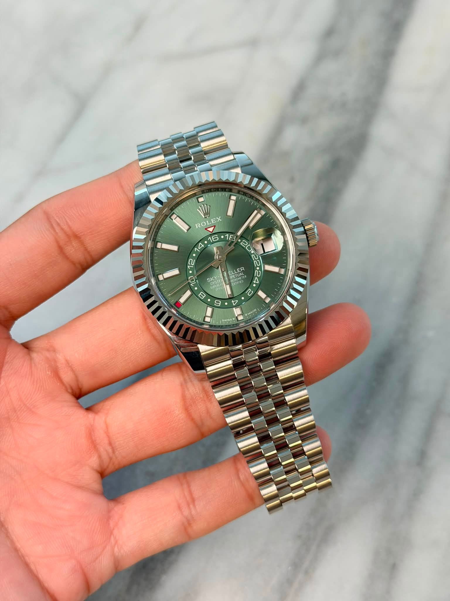 May be an image of wrist watch and text that says 'ROL EX 16 1F 20r22.0 ግች EN ミ之 ي Q0r22.20 4 B กง'