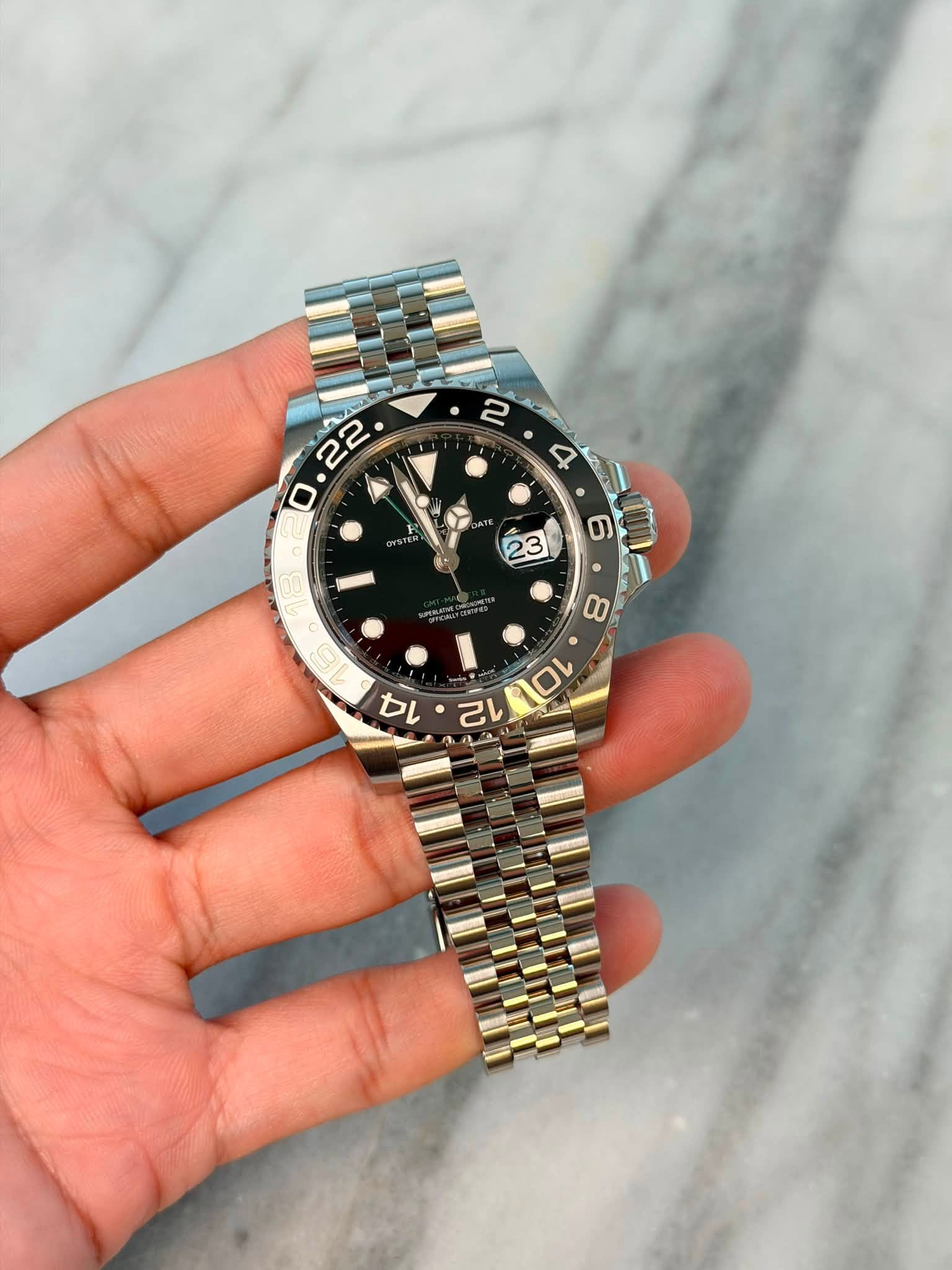 May be an image of wrist watch and text that says '22 n ۔ی セレ 26 12 自0I 10 D O'