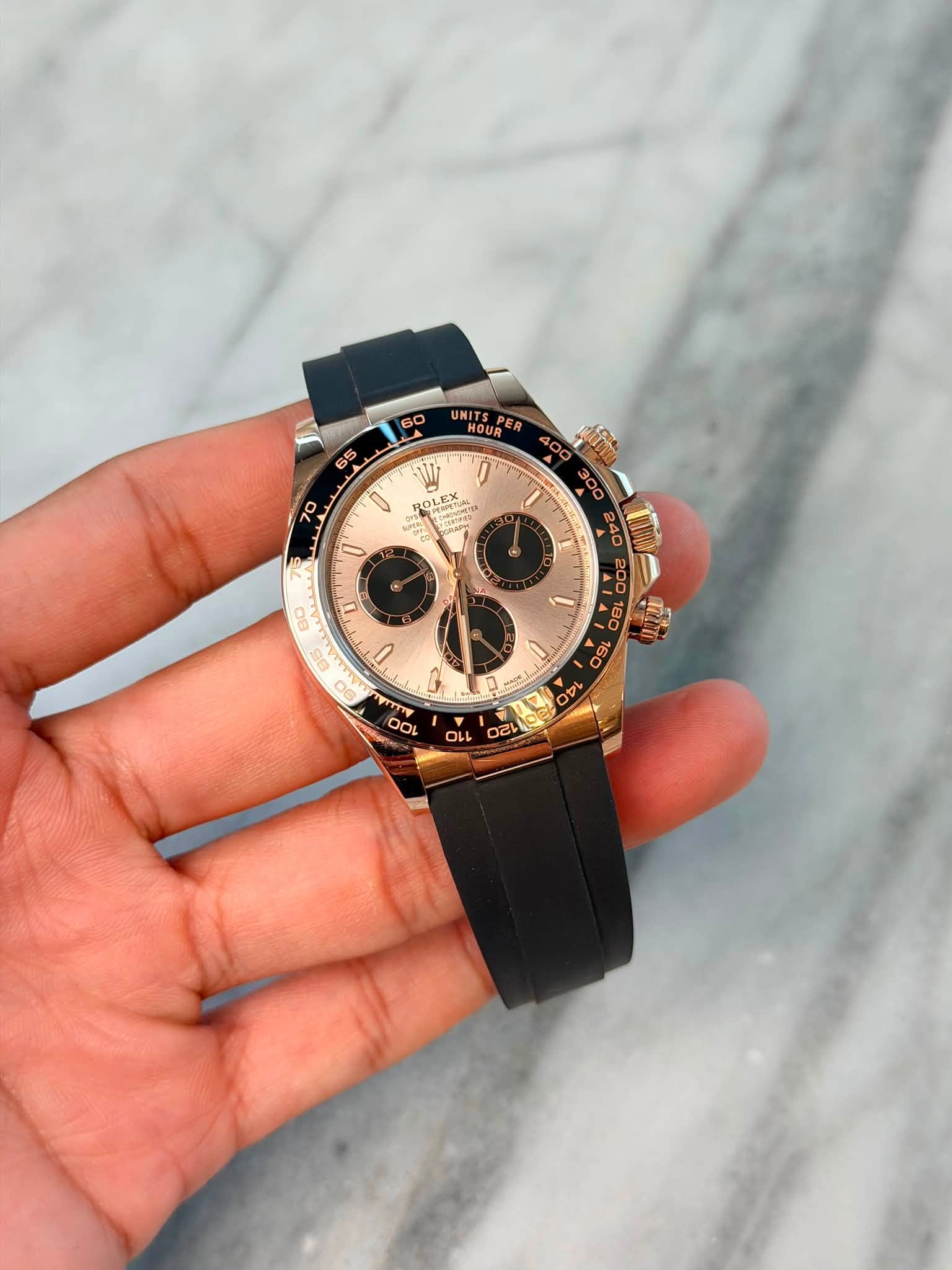 May be an image of wrist watch and text that says '60 UNIT UNITS HOUR PERESU 0' P S I เลื่ง ١ BO De 0 2 O گ FT E 1R C ល'