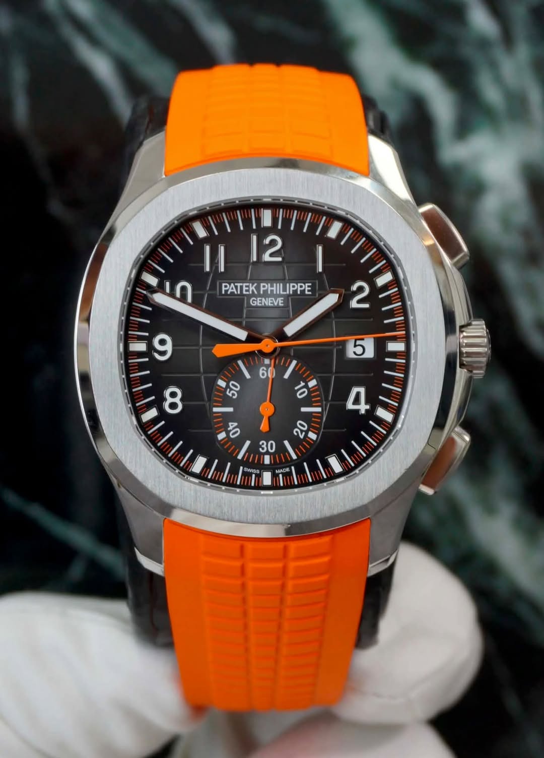 May be an image of wrist watch and text that says 'Il 12 ก PATEK PATEKPHILIPPE PHILIPPE GENEVE 2 و ល 30 อิหกรด MADE'