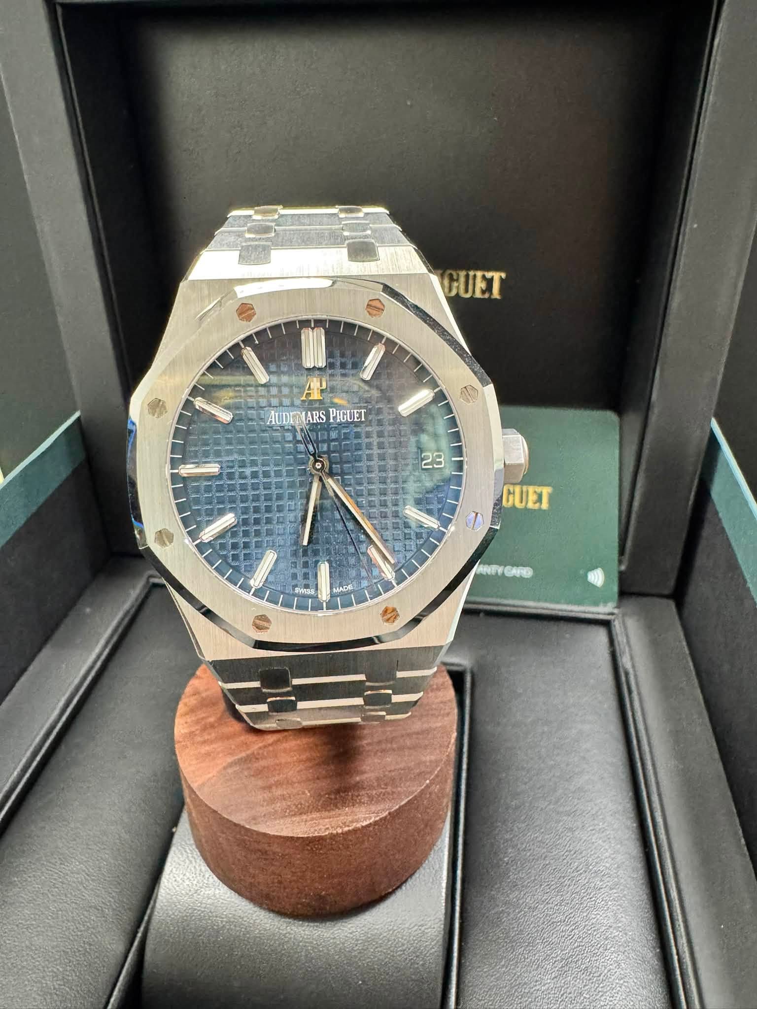 May be an image of digital watch and text that says 'e GUET ALDE ALDEMARS ALDENARSPIGUET: ARS PIGUET 23 GUET MADE INTYGIFO'