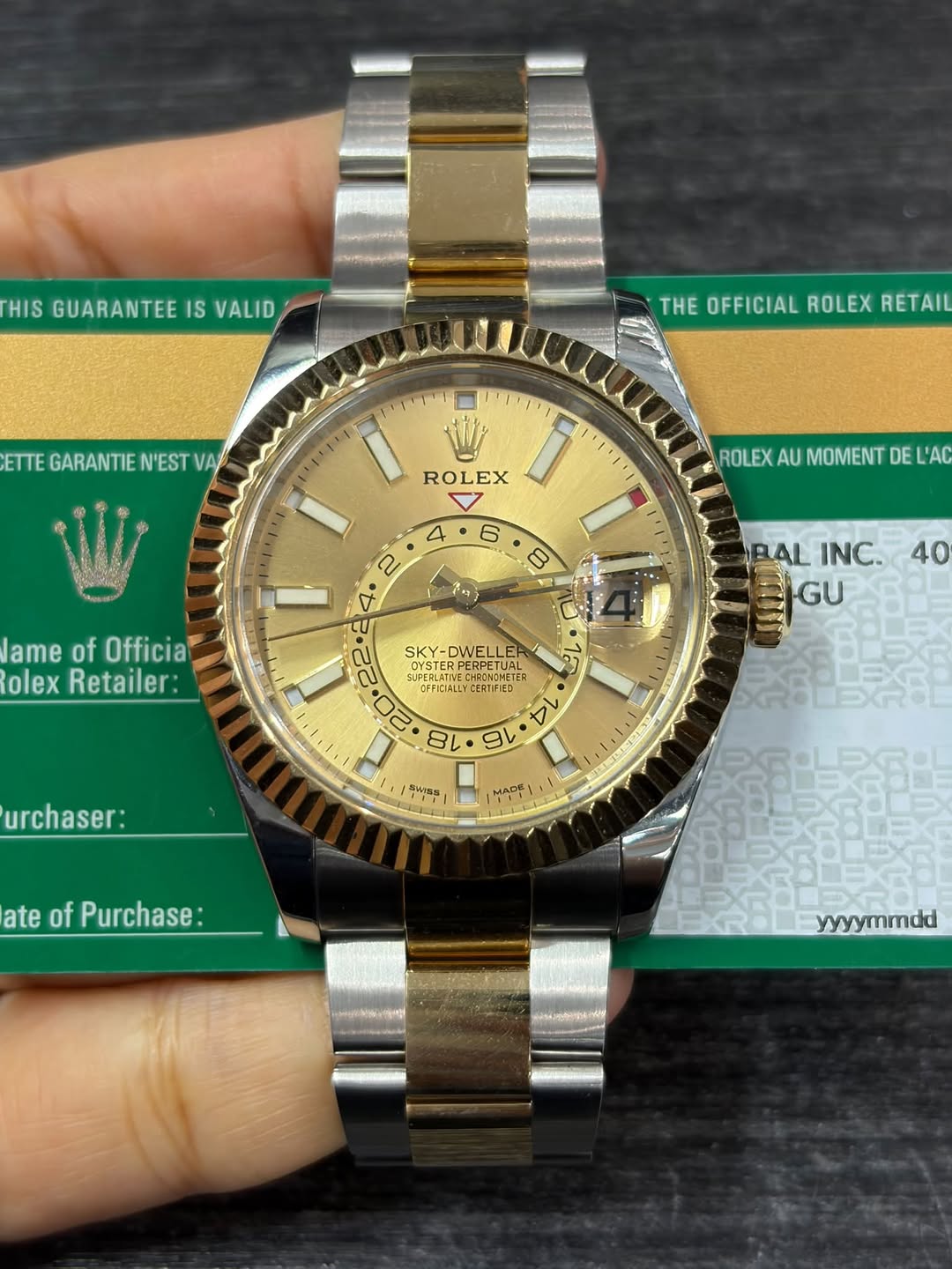 May be an image of wrist watch and text that says 'HIS GUARANTEE IS VALID THE OFFICIAL ROLEX THEOFFICIALROLEXRETAIL RETAIL ETTE GARANTIE N'EST VA 11 ROLEX 4 ROLEX AU MOMENT DE…