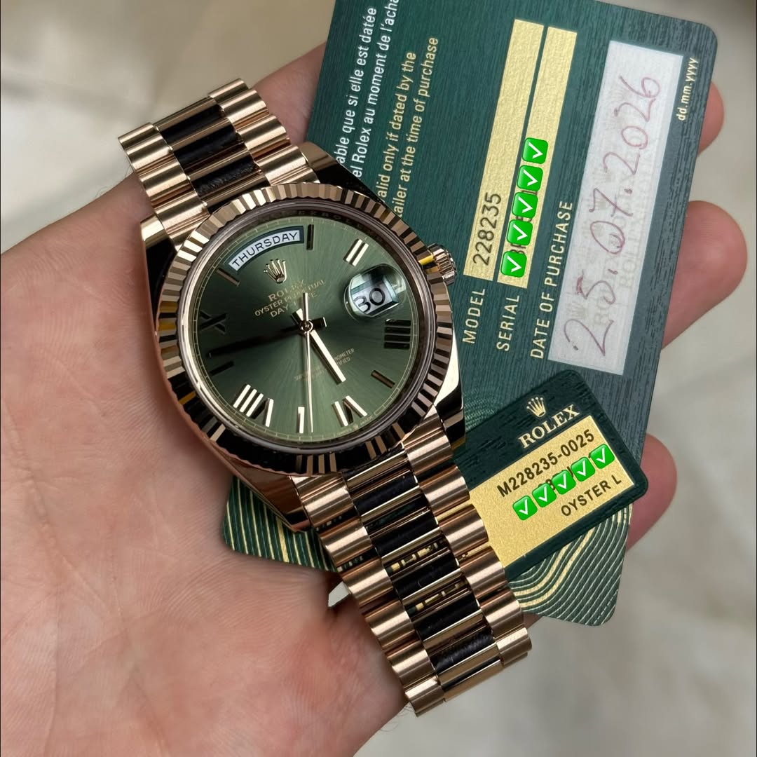 May be an image of wrist watch and text that says 'datée ach est de elle SI moment momer bythe by purchase yAYA .mm. que dated of time able Rolex only the ne el alid a aller 228235…