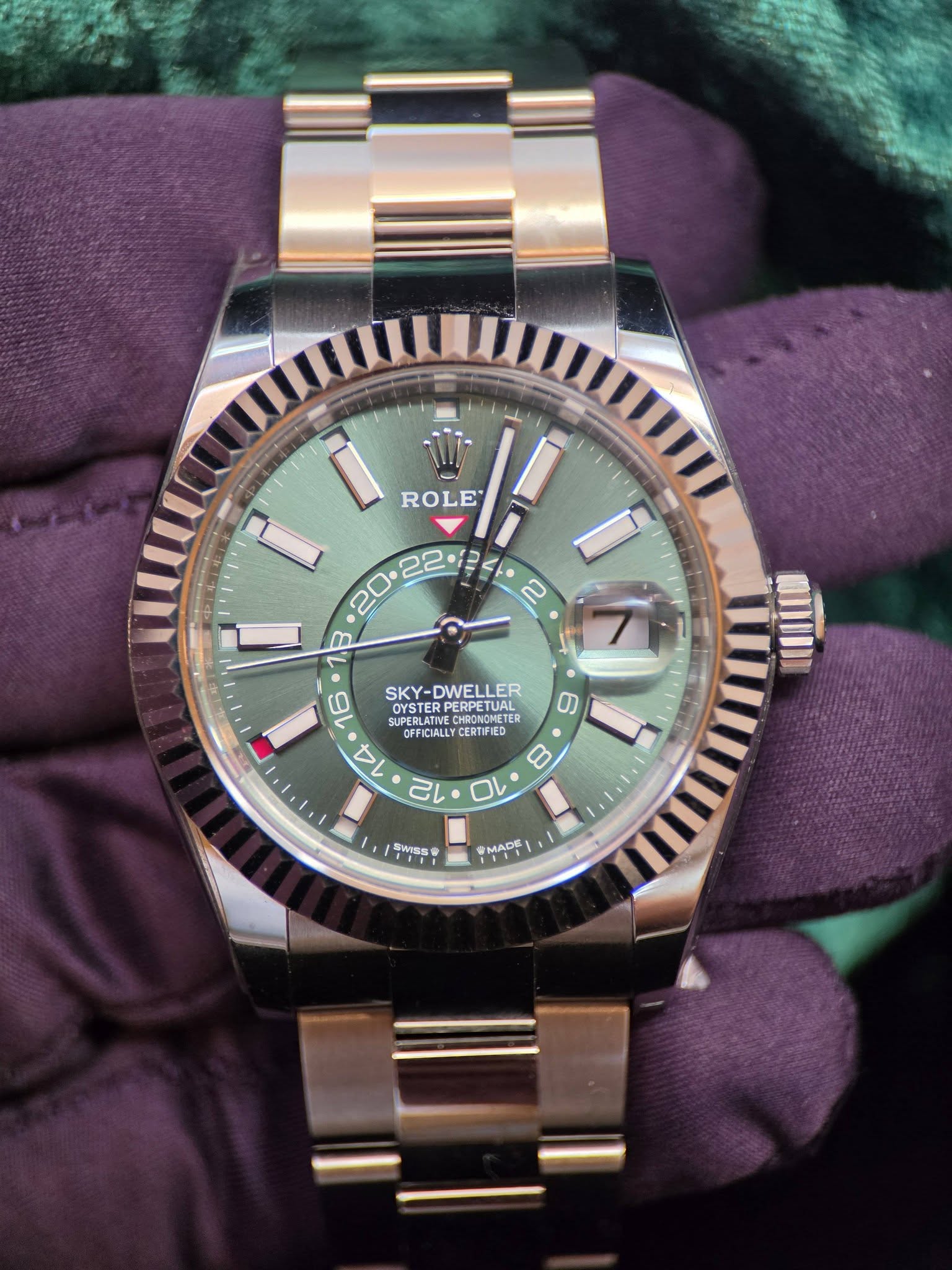 May be an image of wrist watch and text that says 'ROLE 2 L SKY- SKY-DWELLER DYSTER SUPERLAT DBLATN OYSTER BLATM CYSTETIVE CUPERLAL HGORCHETER OYSTERPERPETUAL AeATa PERPETURL ETER…
